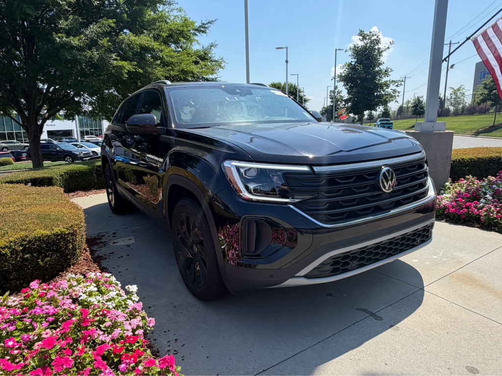 Used 2025 Volkswagen Atlas Cross Sport 2.0T SE w/Technology SUV