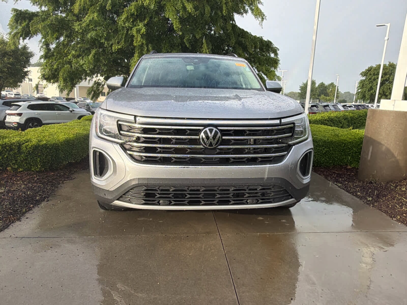 2024 Volkswagen Atlas 2.0T SE w/Technology photo 2