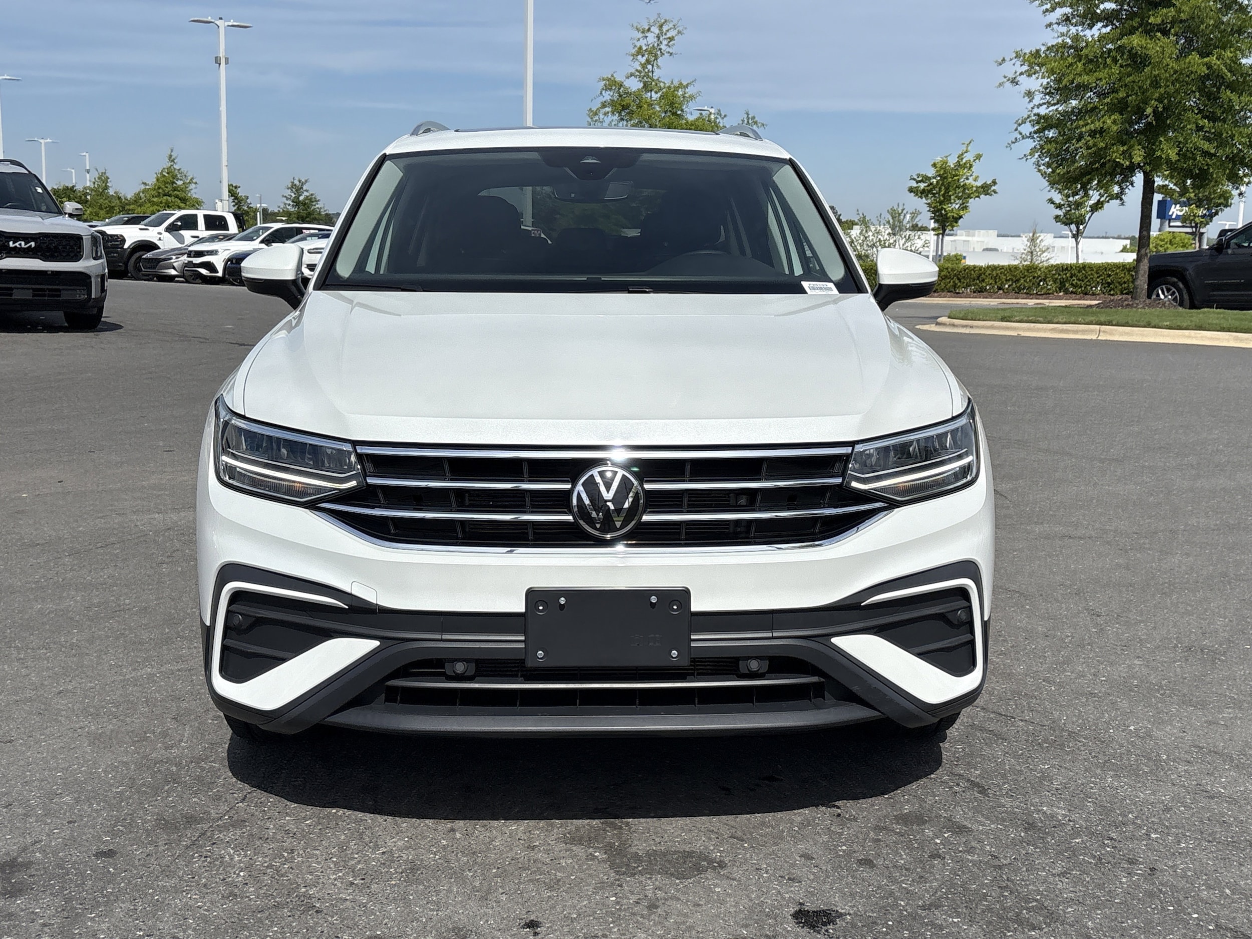 2023 Volkswagen Tiguan 2.0T SE photo 2