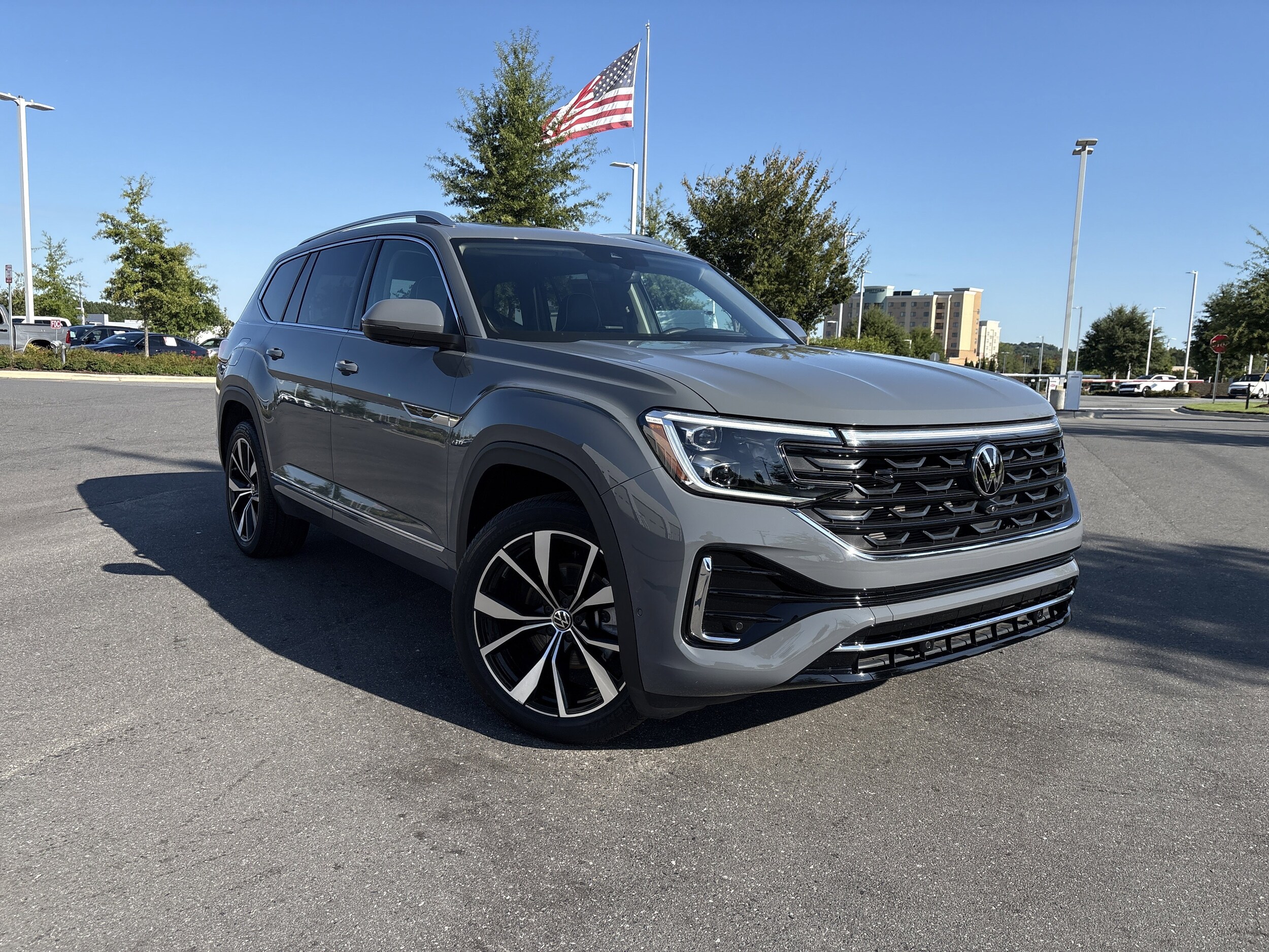 2025 Volkswagen Atlas SEL Premium R-Line photo 2