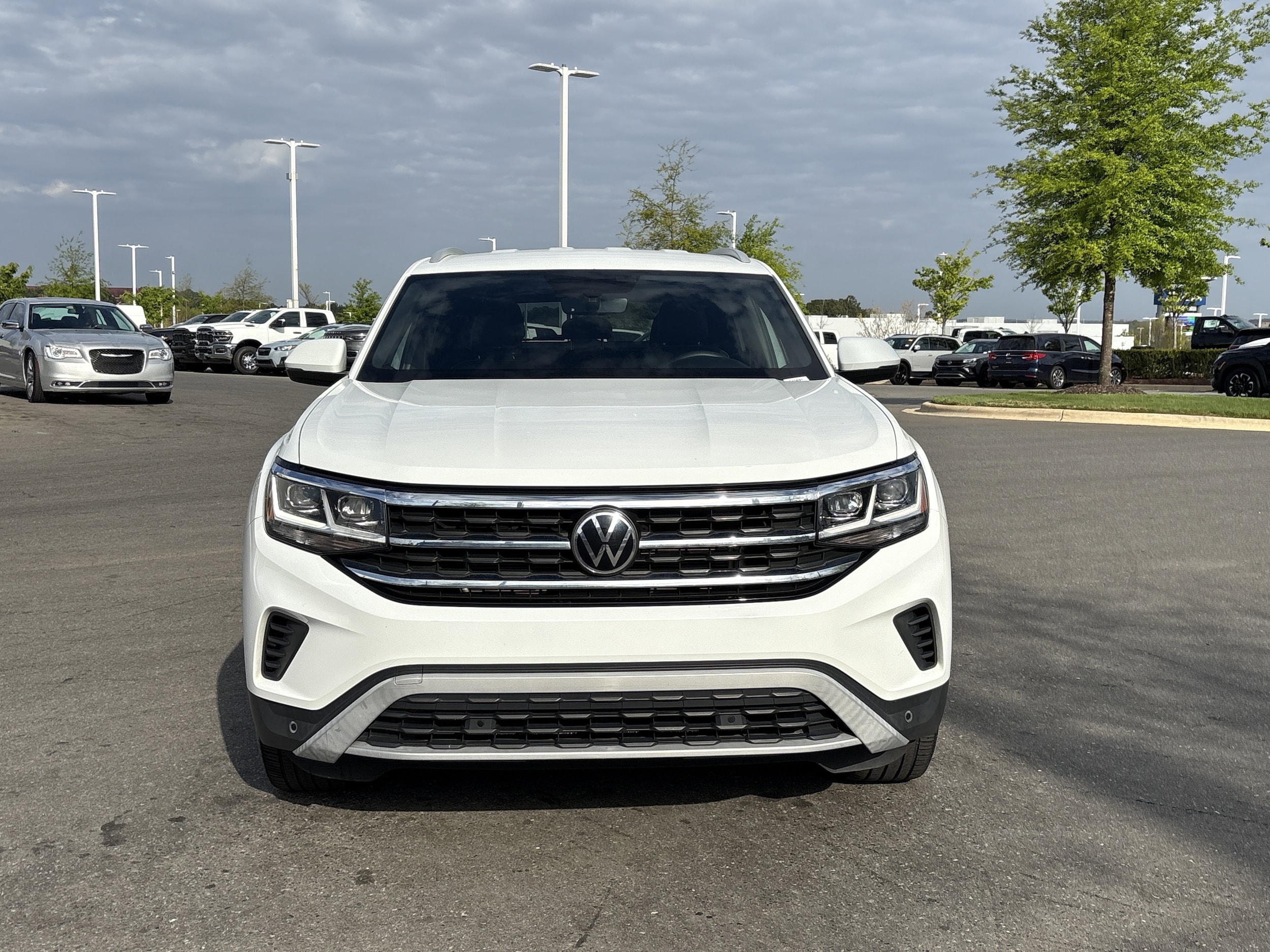 2022 Volkswagen Atlas Cross Sport 3.6L V6 SE w/Technology photo 2