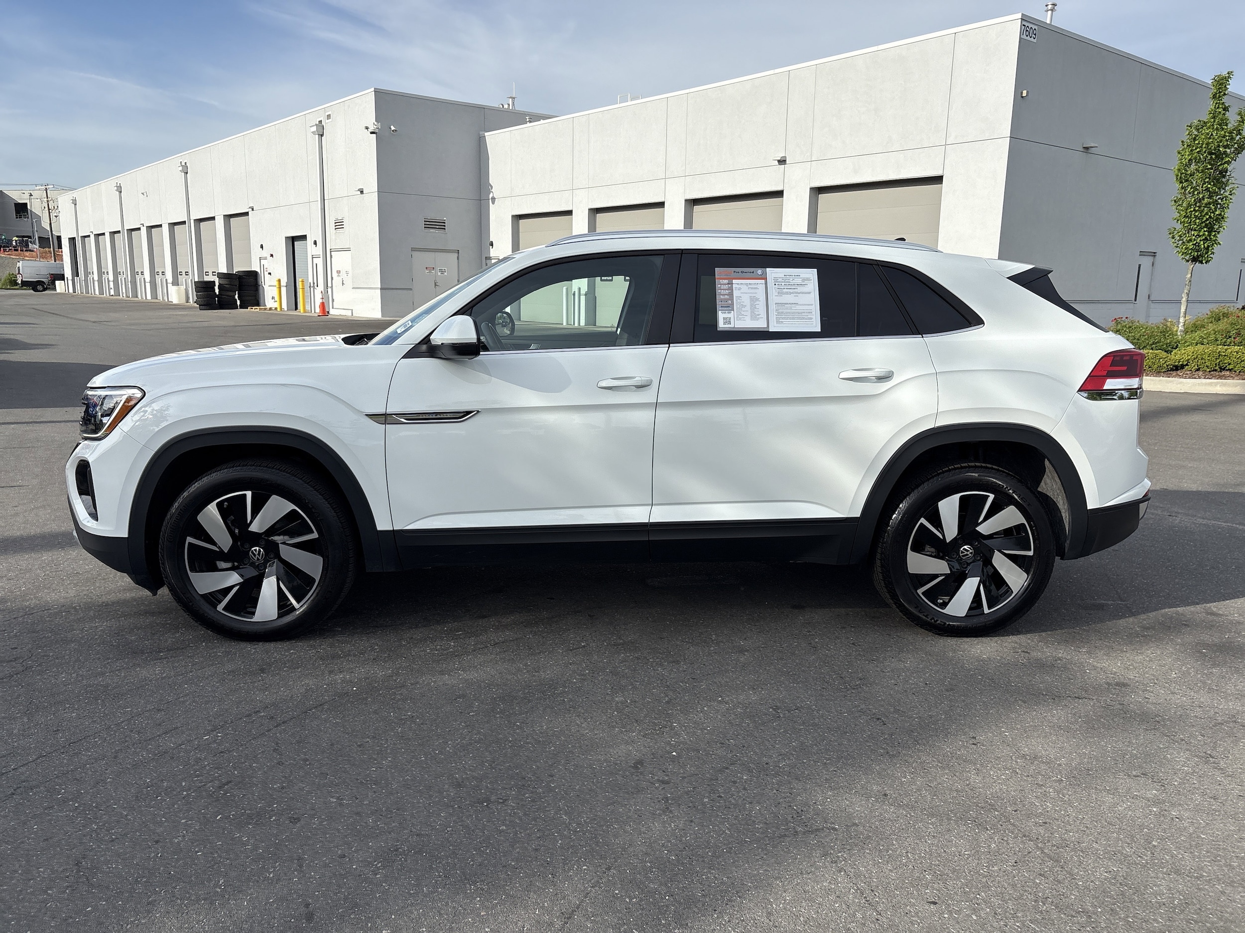 2025 Volkswagen Atlas Cross Sport 2.0T SE w/Technology photo 5