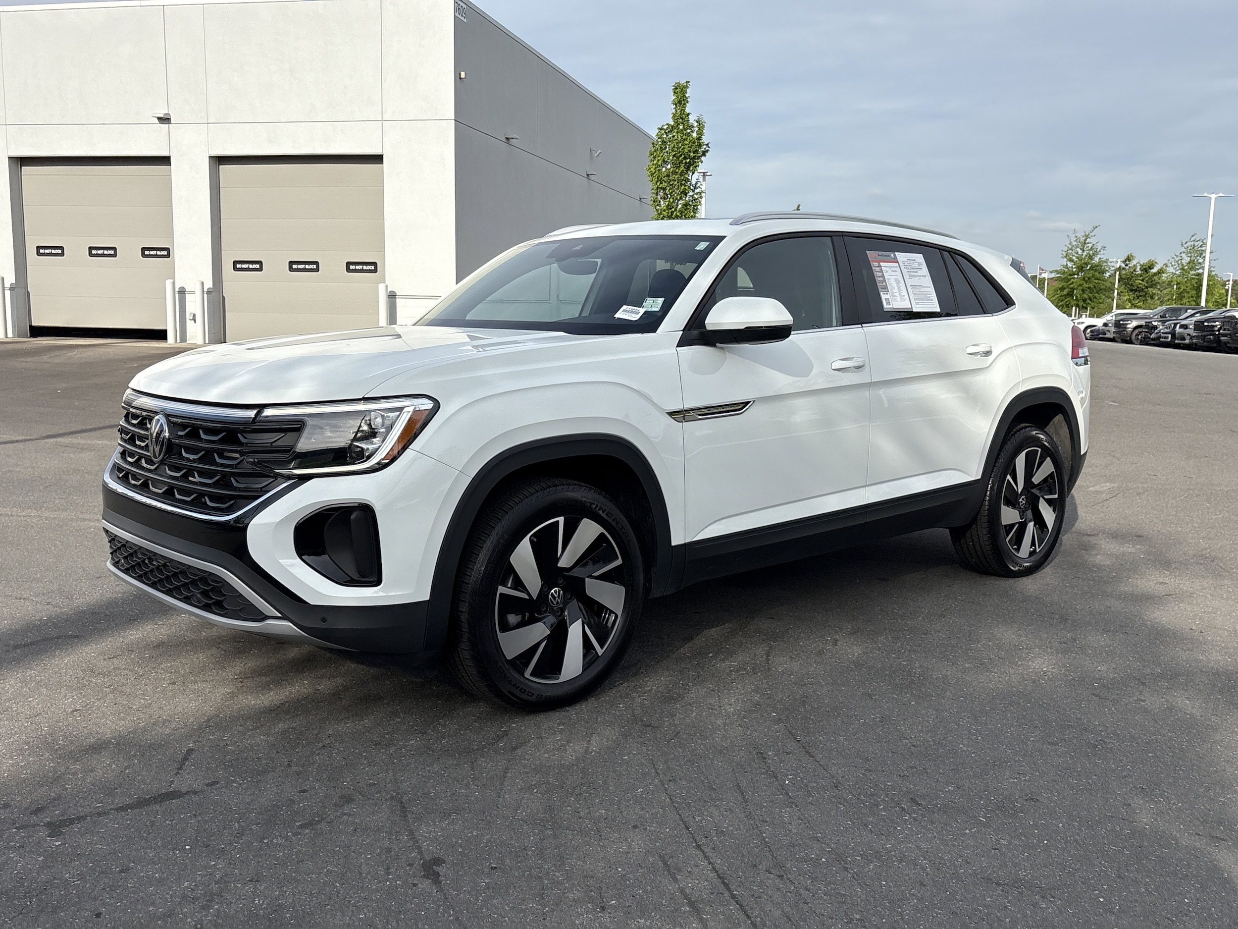 2025 Volkswagen Atlas Cross Sport 2.0T SE w/Technology photo 4