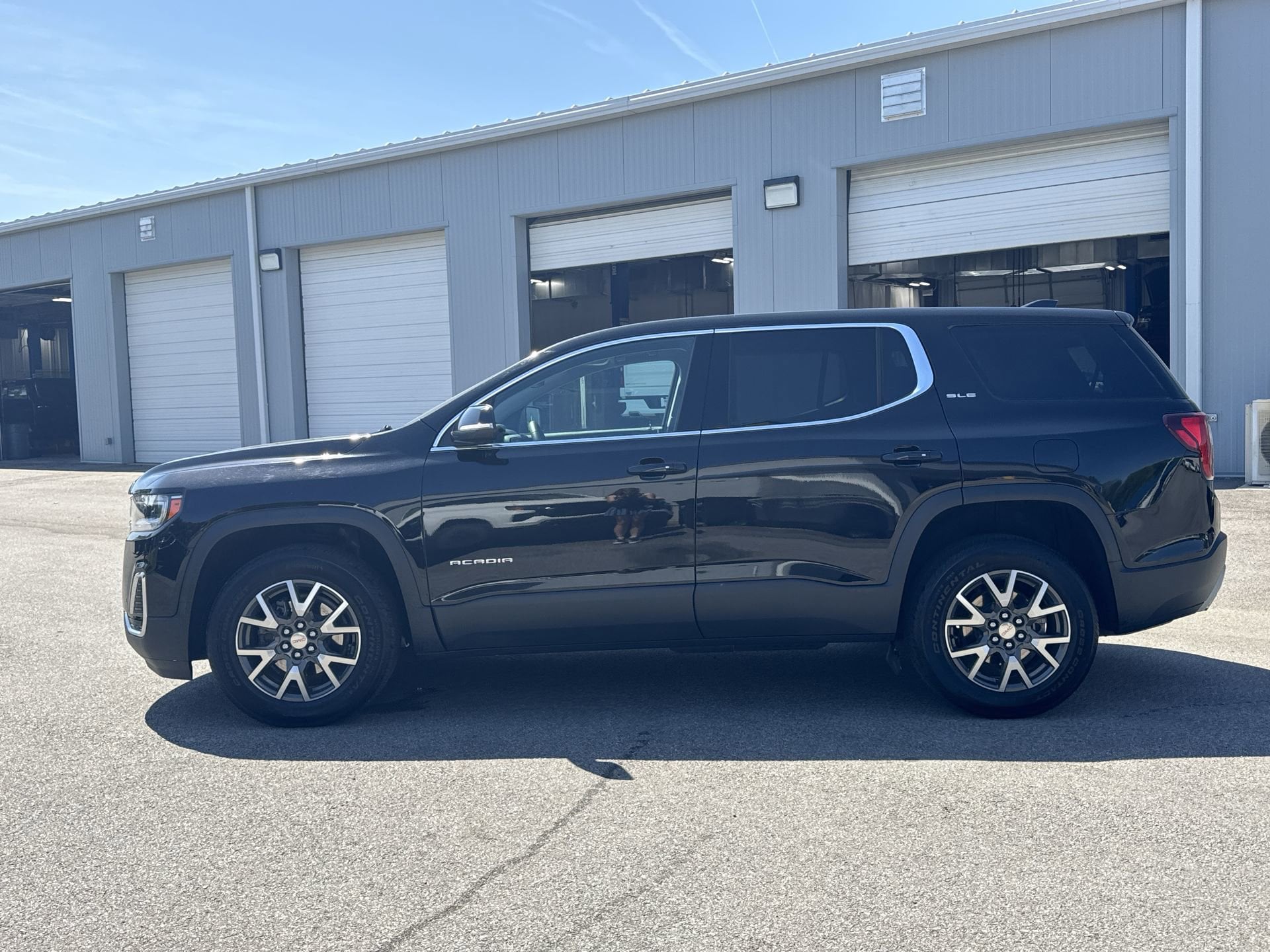 2023 GMC Acadia SLE photo 2