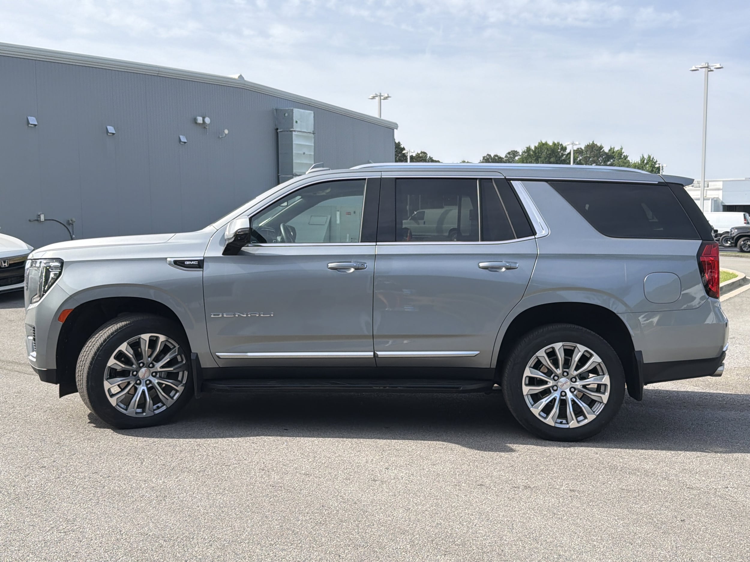 2024 GMC Yukon Denali photo 4