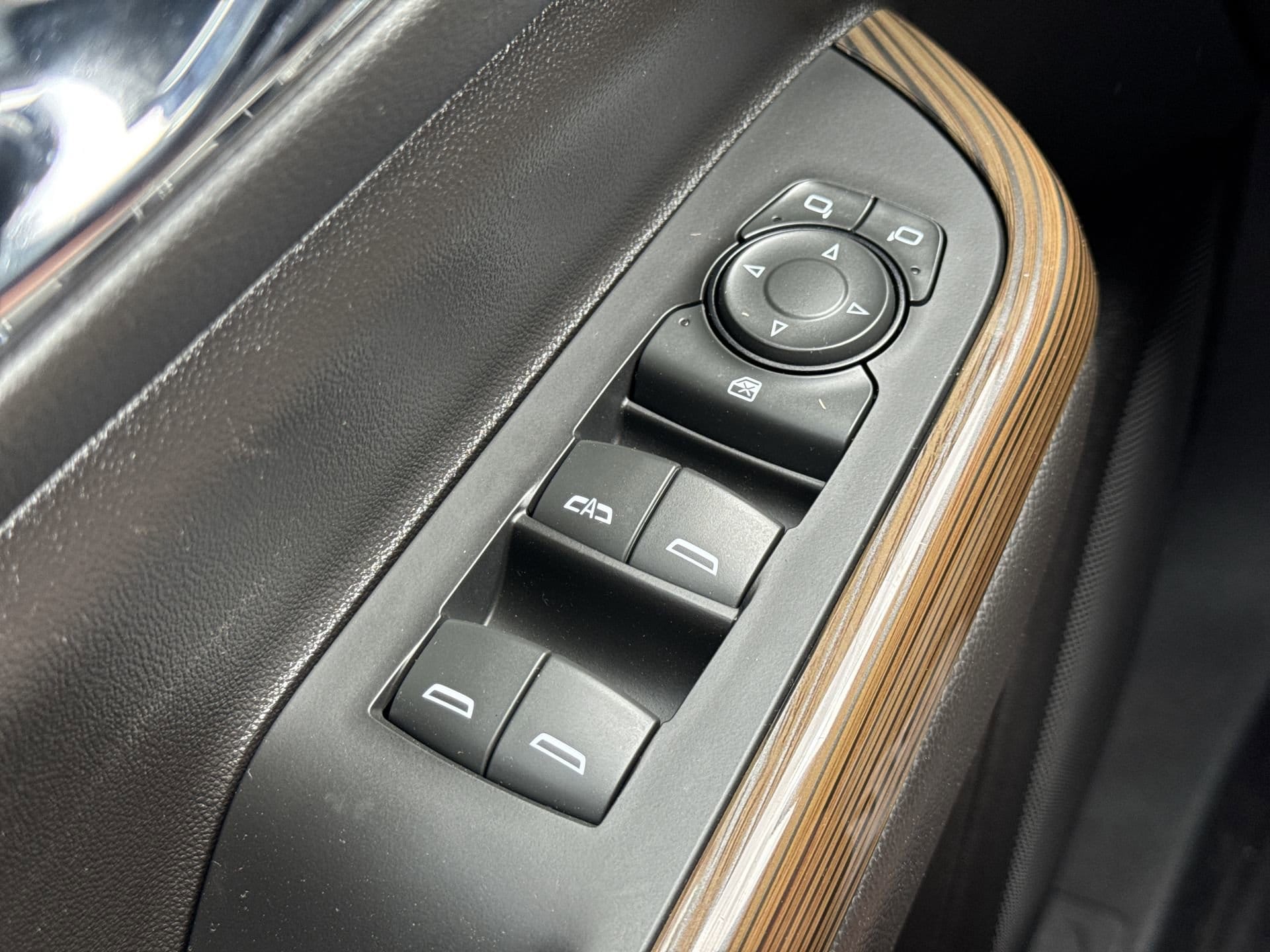 2023 GMC Acadia SLE photo 3