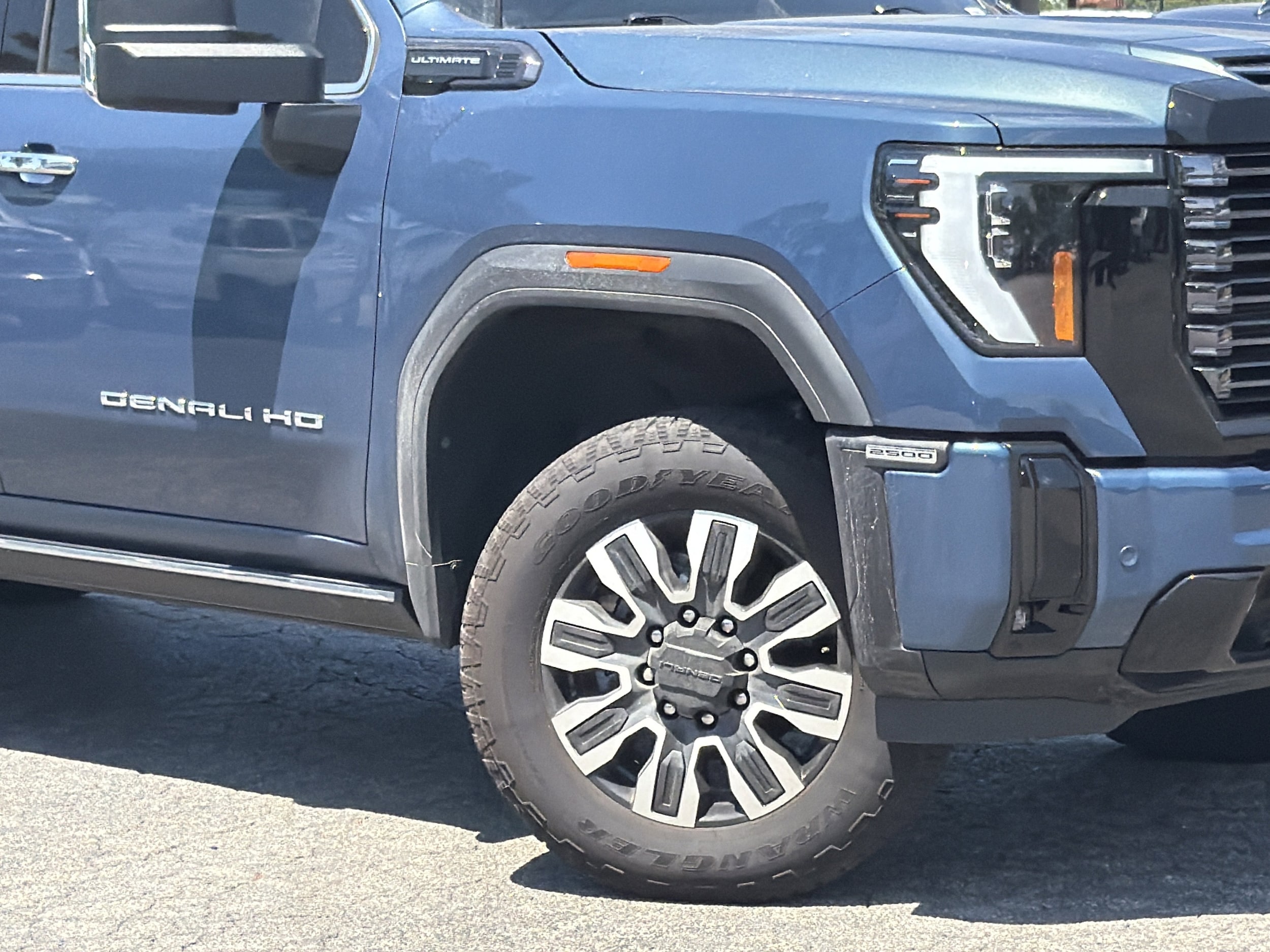2025 GMC Sierra 2500HD Denali Ultimate photo 2