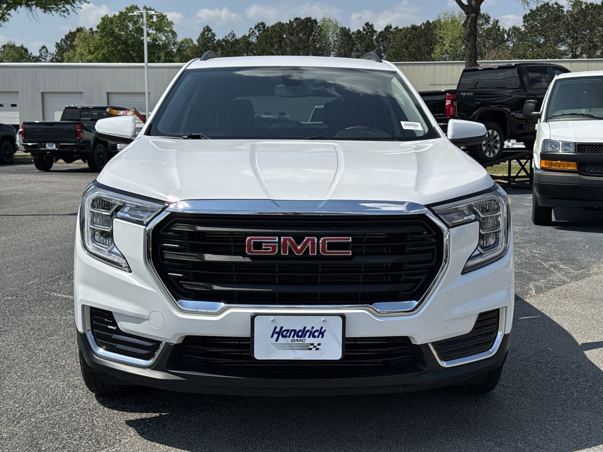 2024 GMC Terrain SLE photo 2