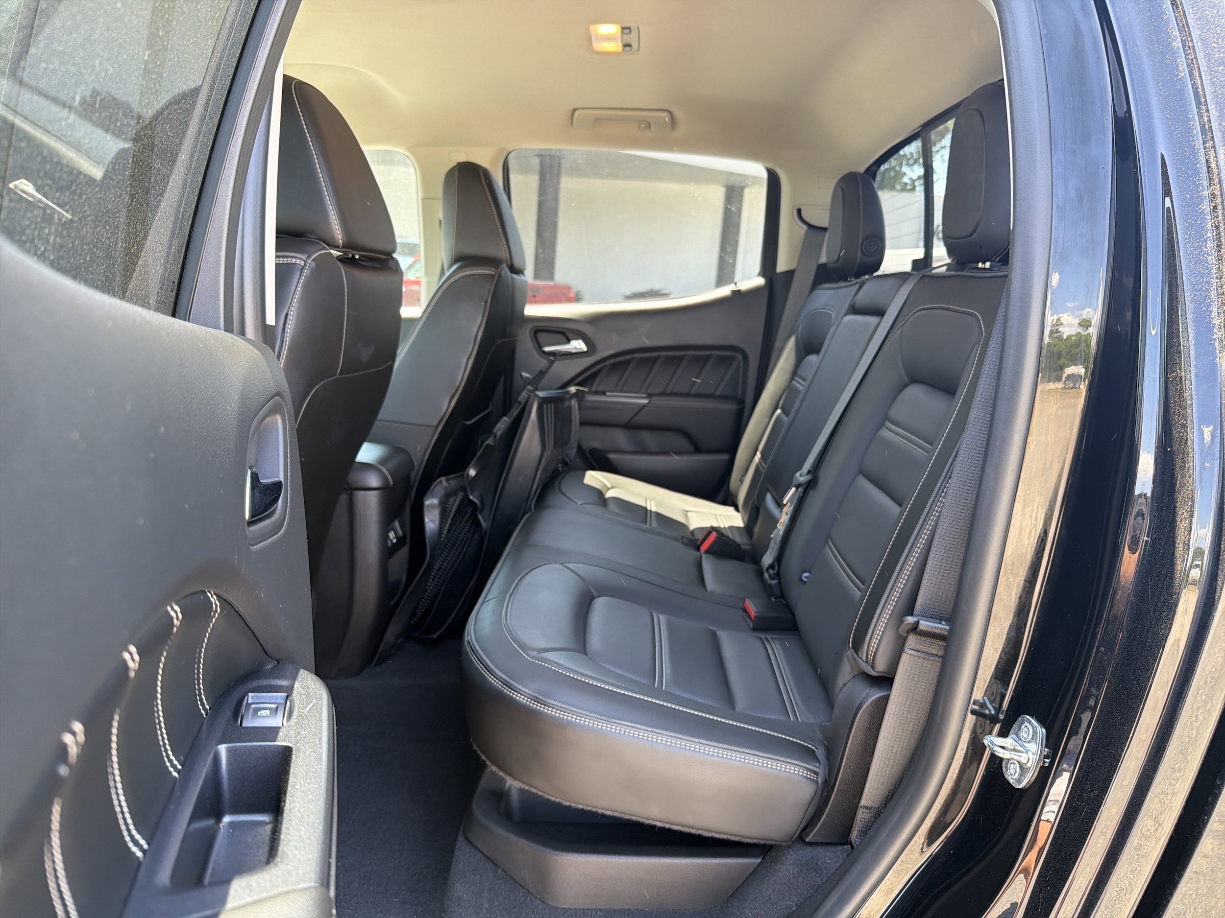 2022 GMC Canyon 4WD Denali photo 2