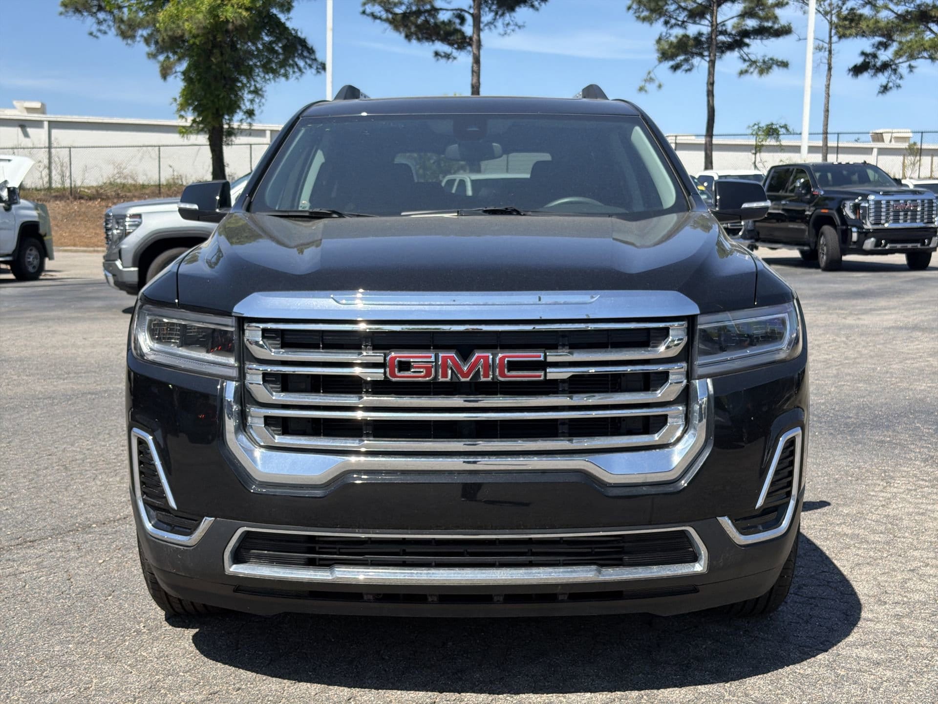 2023 GMC Acadia SLE photo 2