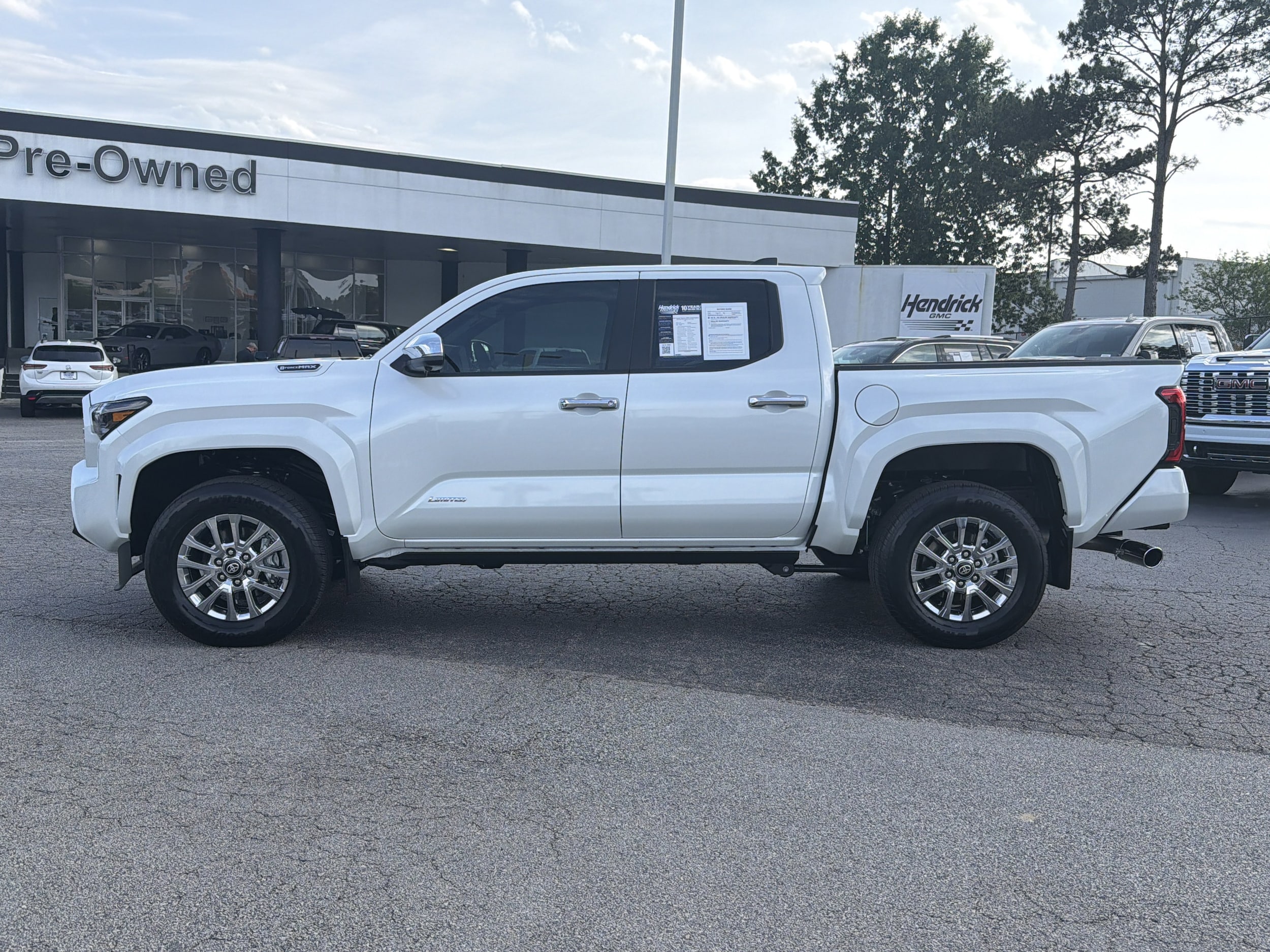 2025 Toyota Tacoma 4WD Limited Hybrid photo 4