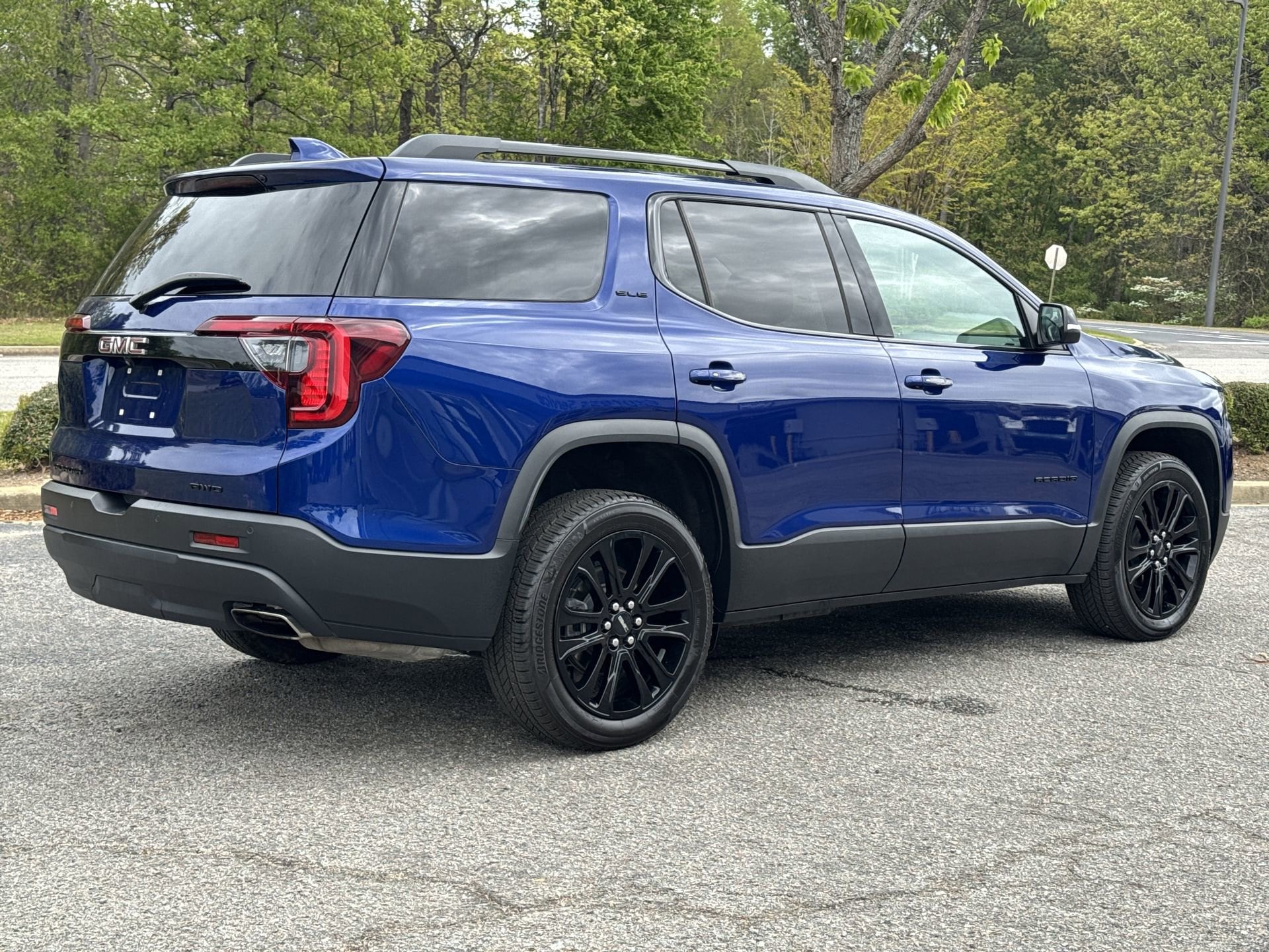 2023 GMC Acadia SLE photo 2