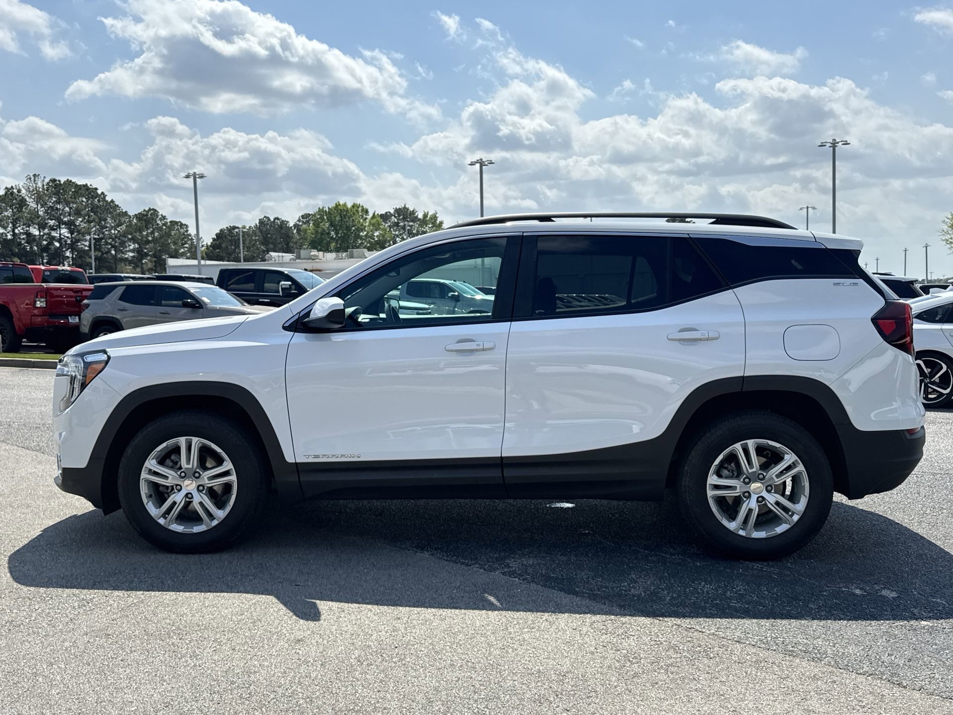 2024 GMC Terrain SLE photo 5