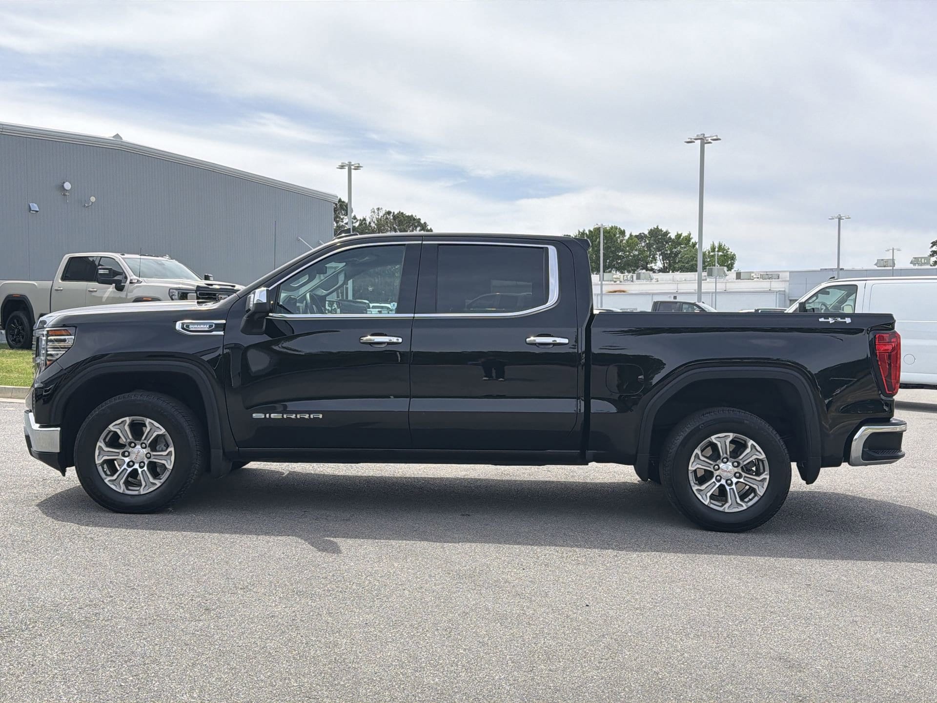 2024 GMC Sierra 1500 SLT photo 5