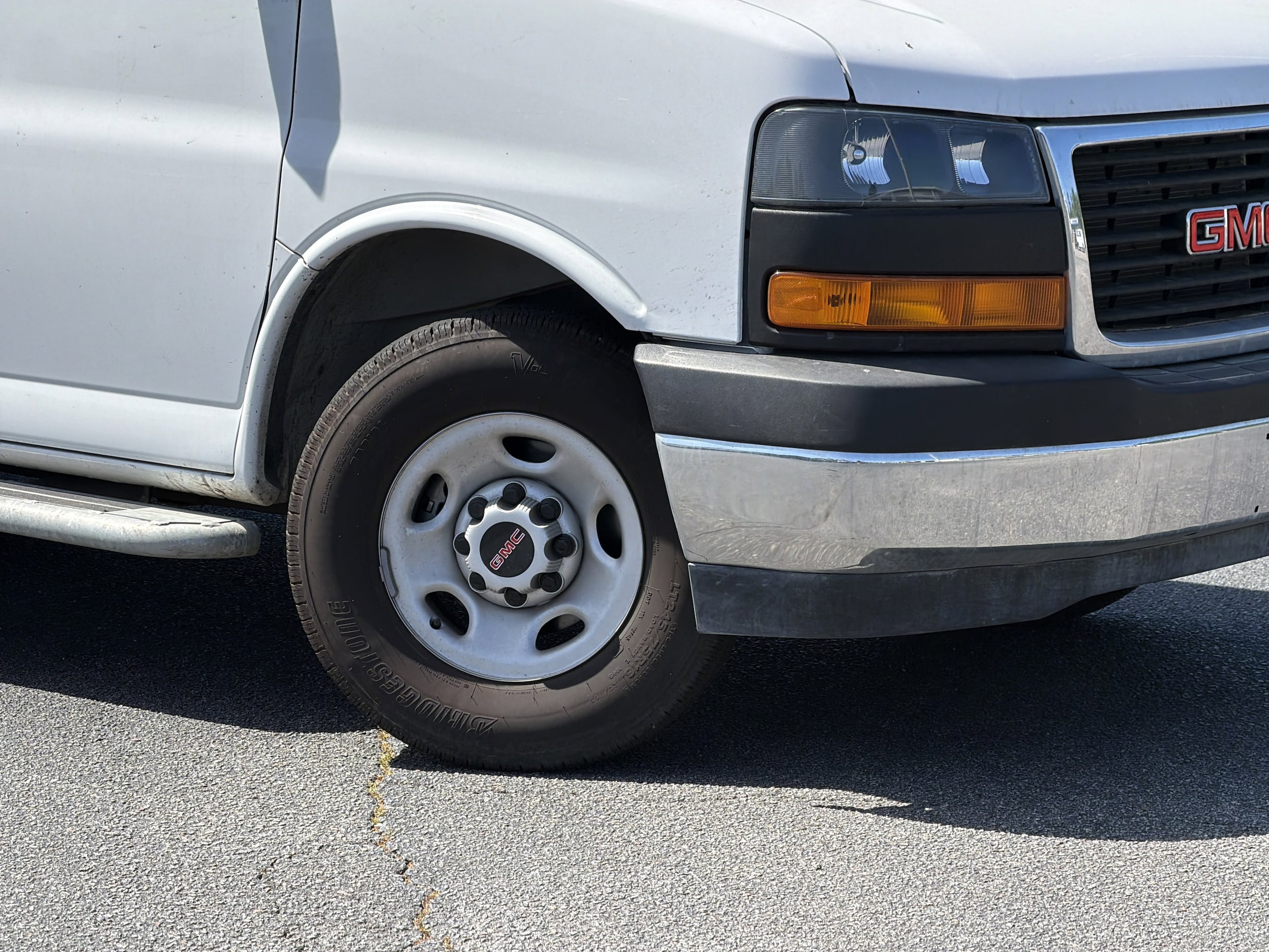 2024 GMC Savana Cargo Van photo 3