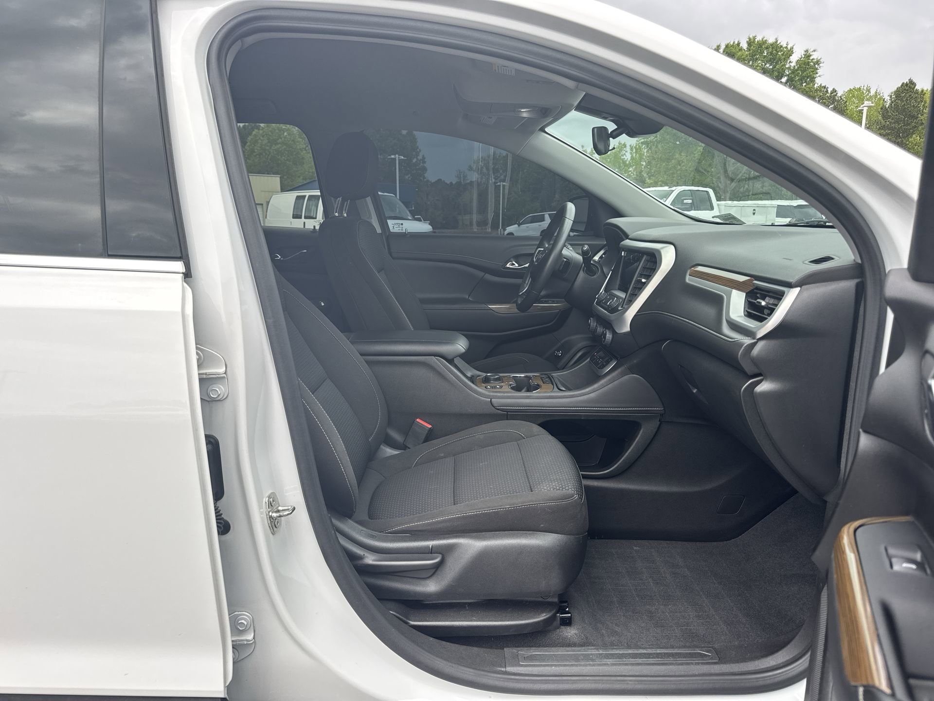 2023 GMC Acadia SLE photo 5