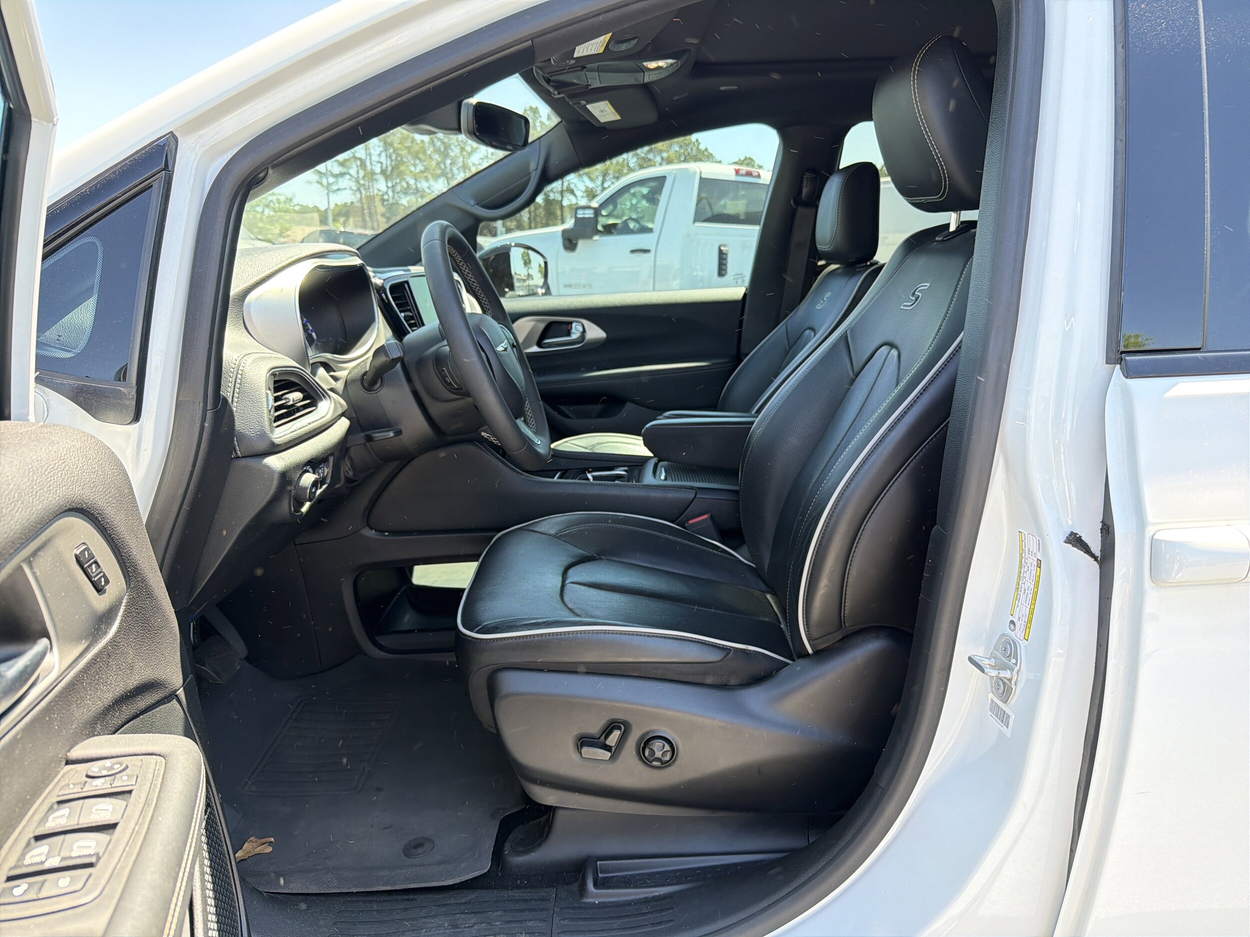 2023 Chrysler Pacifica Limited photo 2