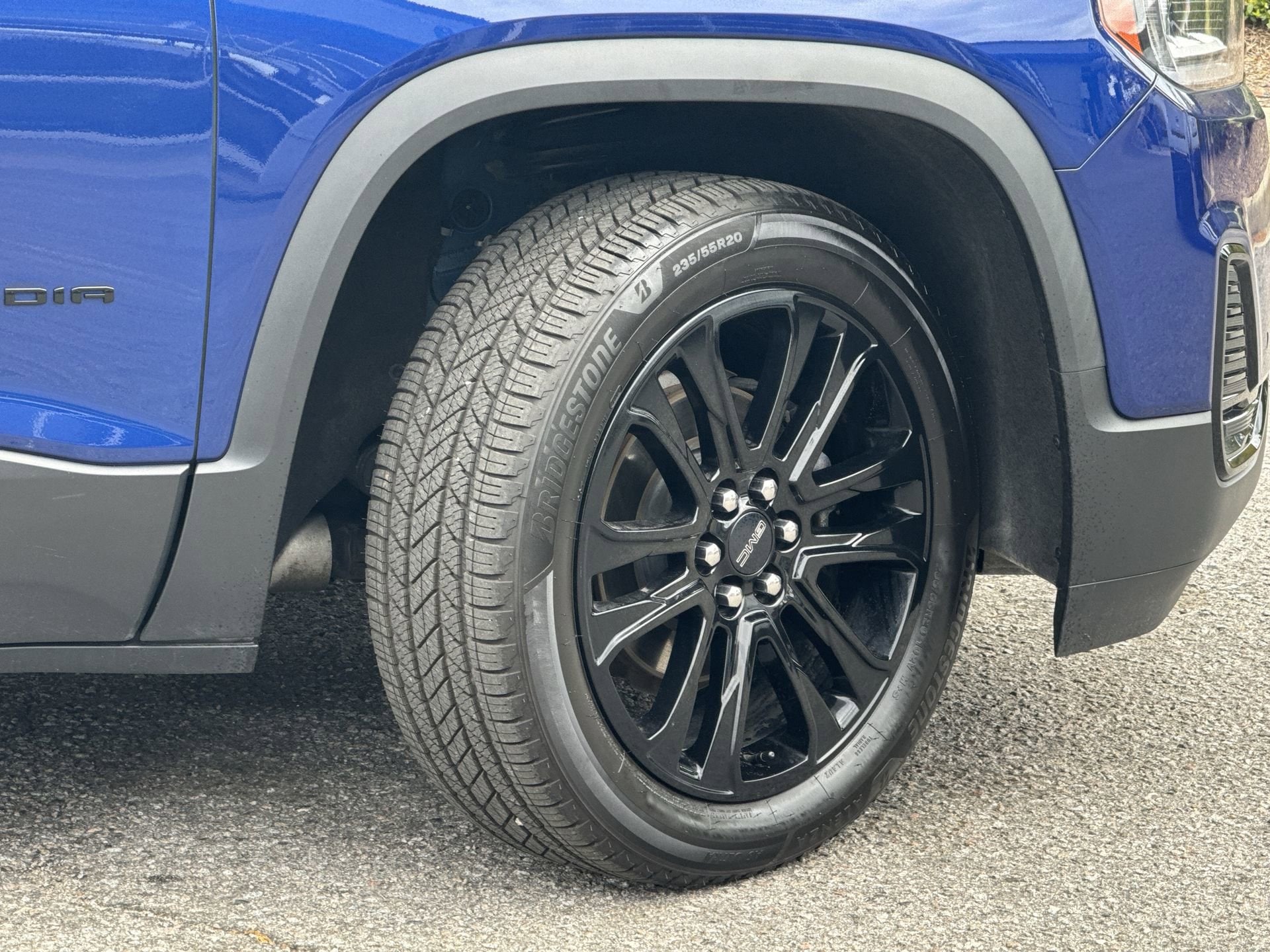 2023 GMC Acadia SLE photo 4