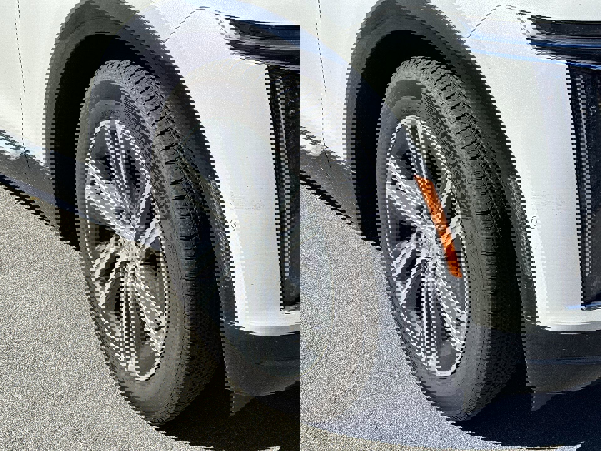 2024 Cadillac Lyriq Luxury photo 2