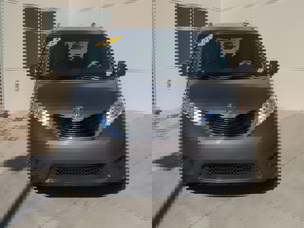 2014 Toyota Sienna LE photo 3