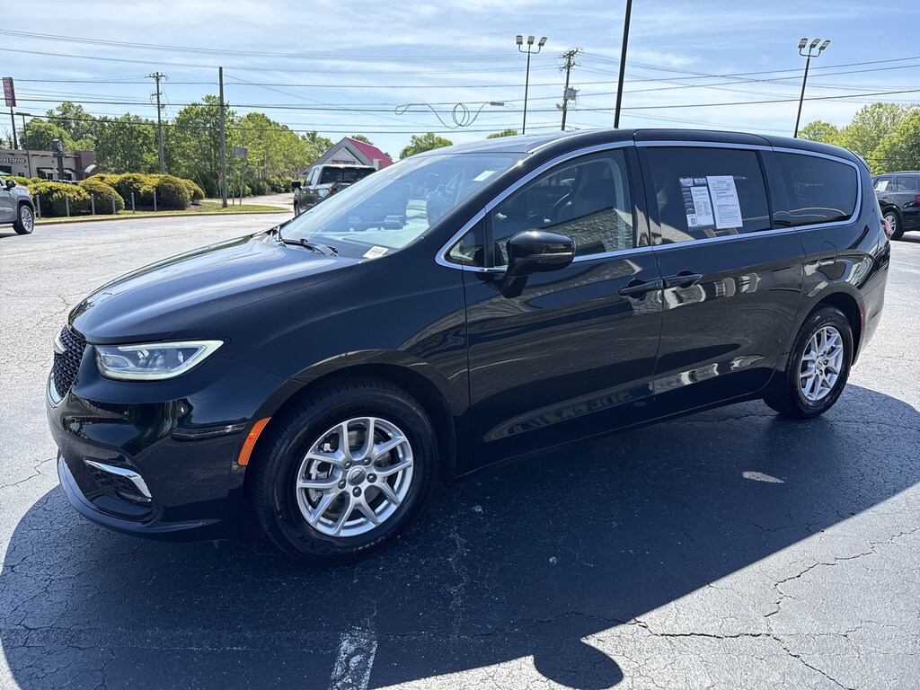 Used 2024 Chrysler Pacifica Touring L Minivan