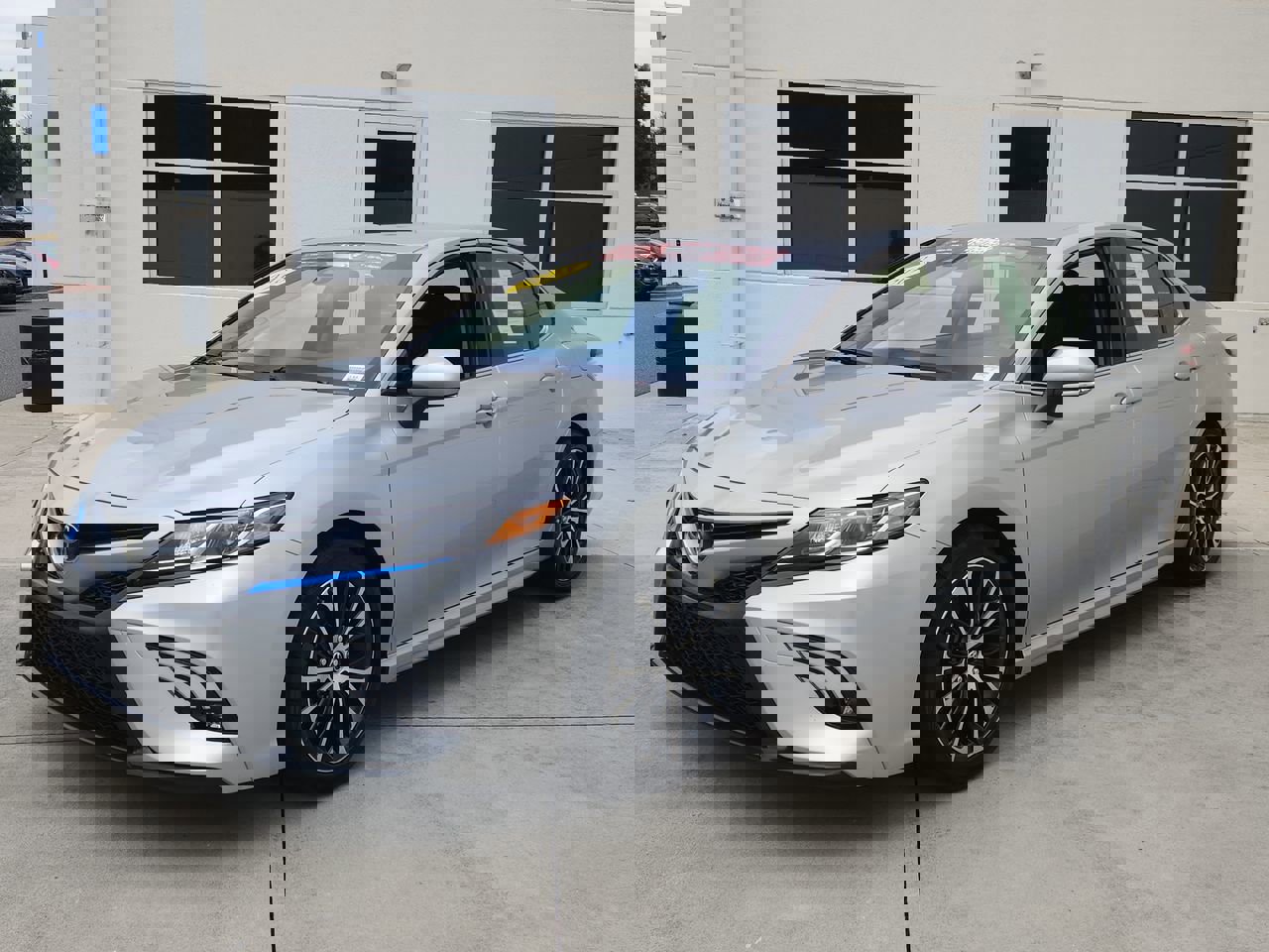 2018 Toyota Camry SE photo 3