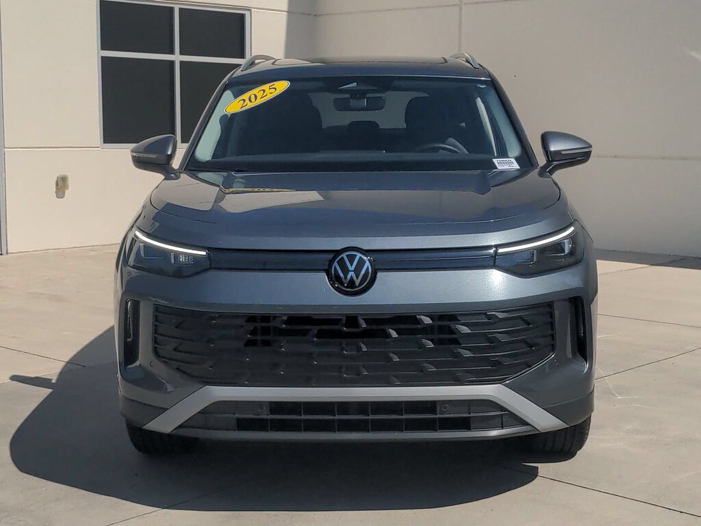 Used 2025 Volkswagen Tiguan SE SUV