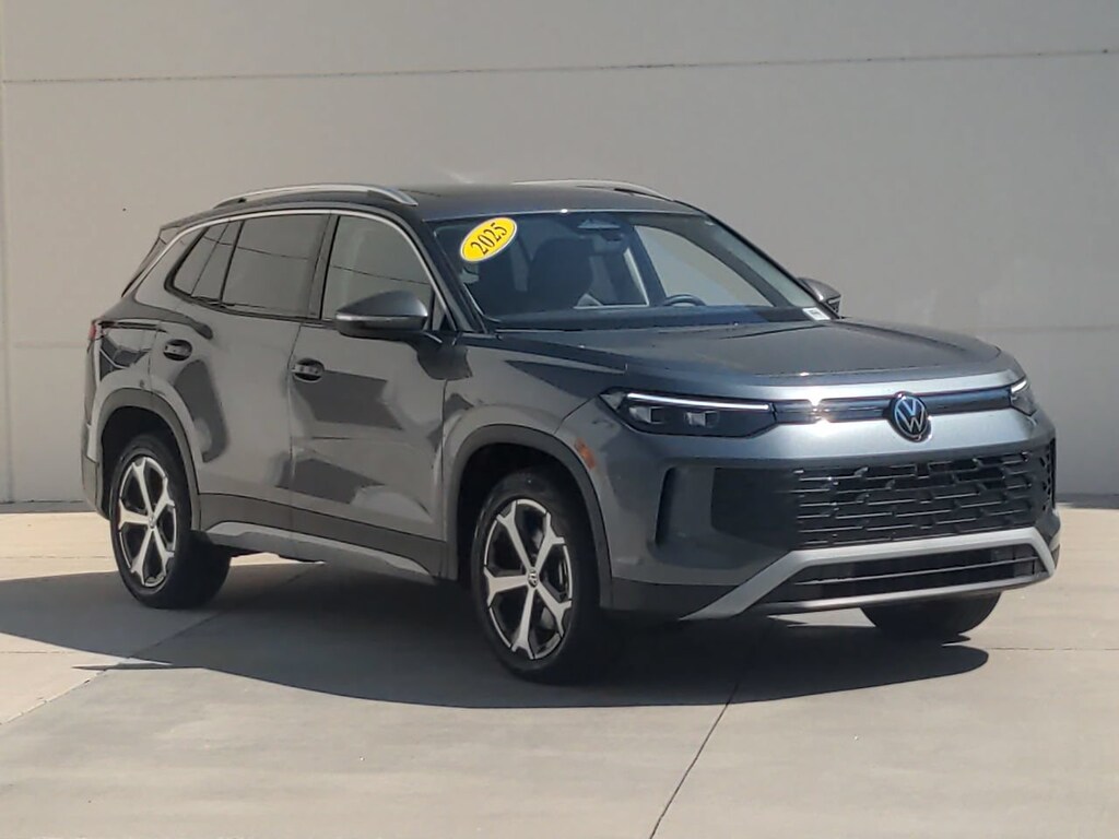 Used 2025 Volkswagen Tiguan SE SUV