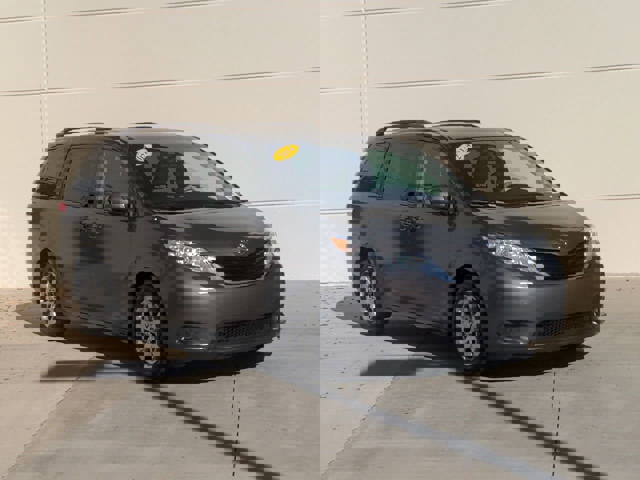 2014 Toyota Sienna LE photo 2