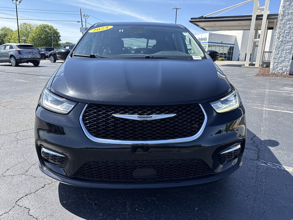 Used 2024 Chrysler Pacifica Touring L Minivan