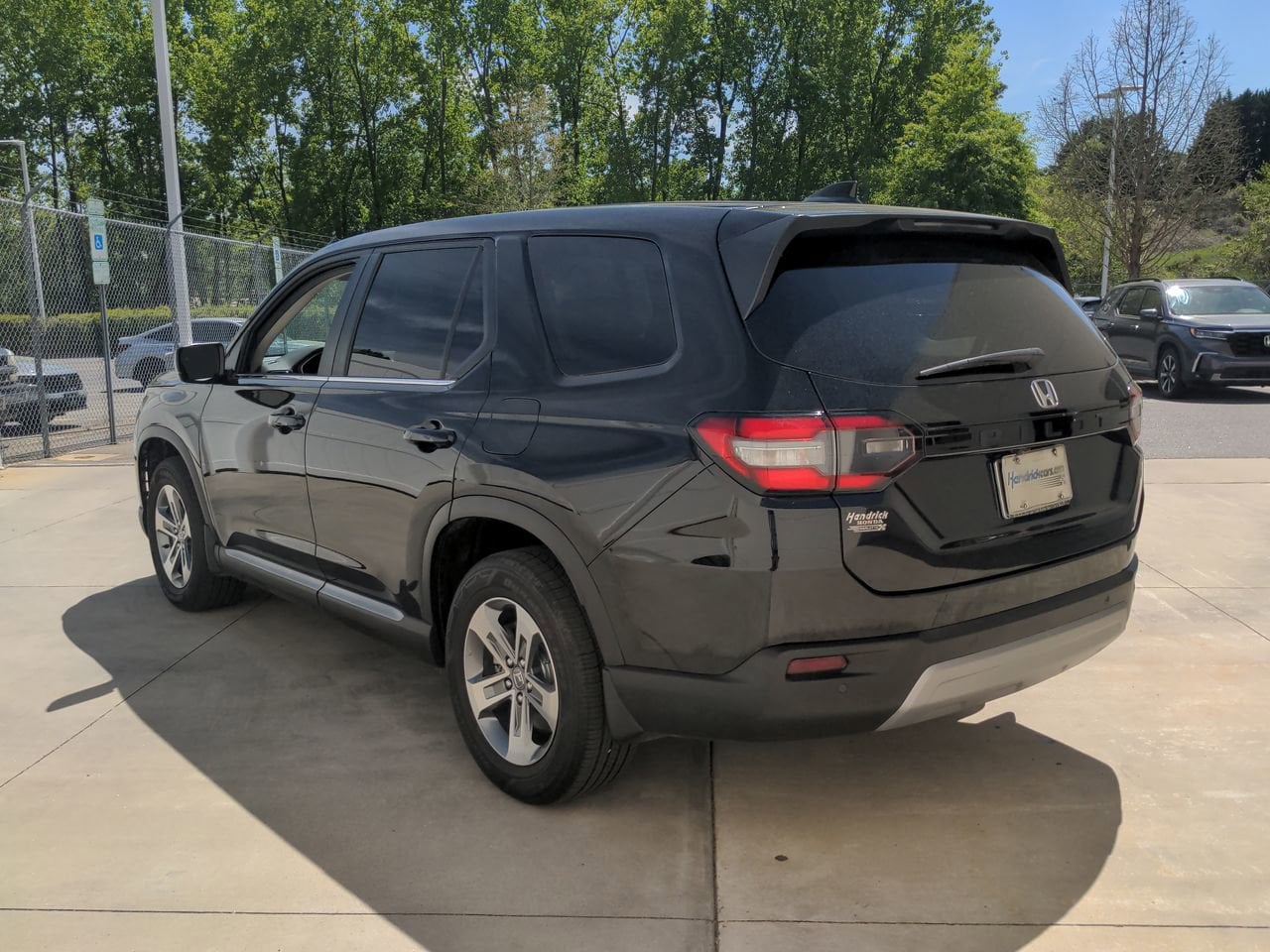 2024 Honda Pilot EX-L 8 Passenger photo 3