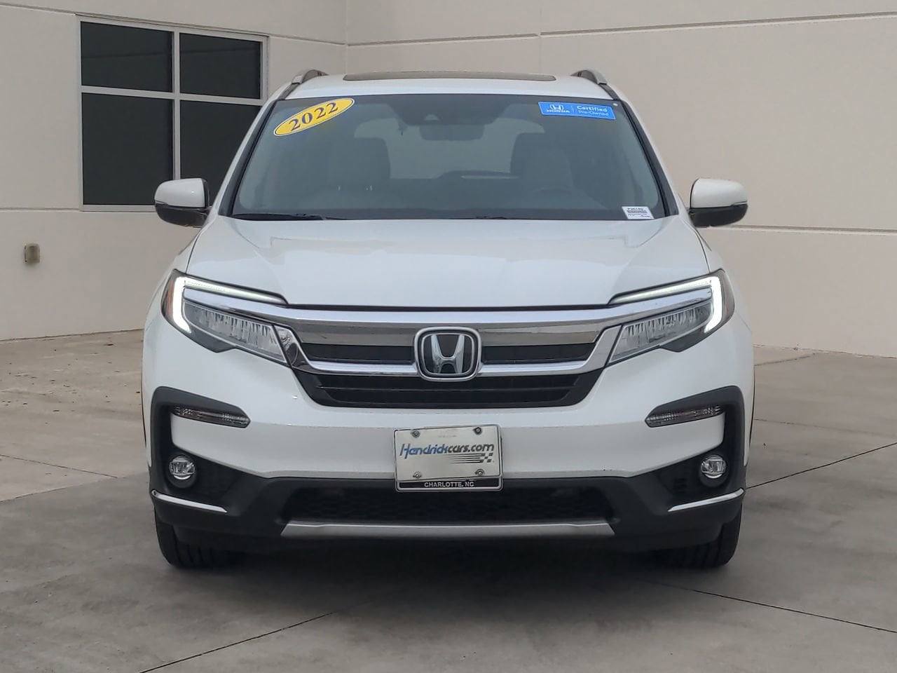 2022 Honda Pilot Touring 7-Passenger photo 2