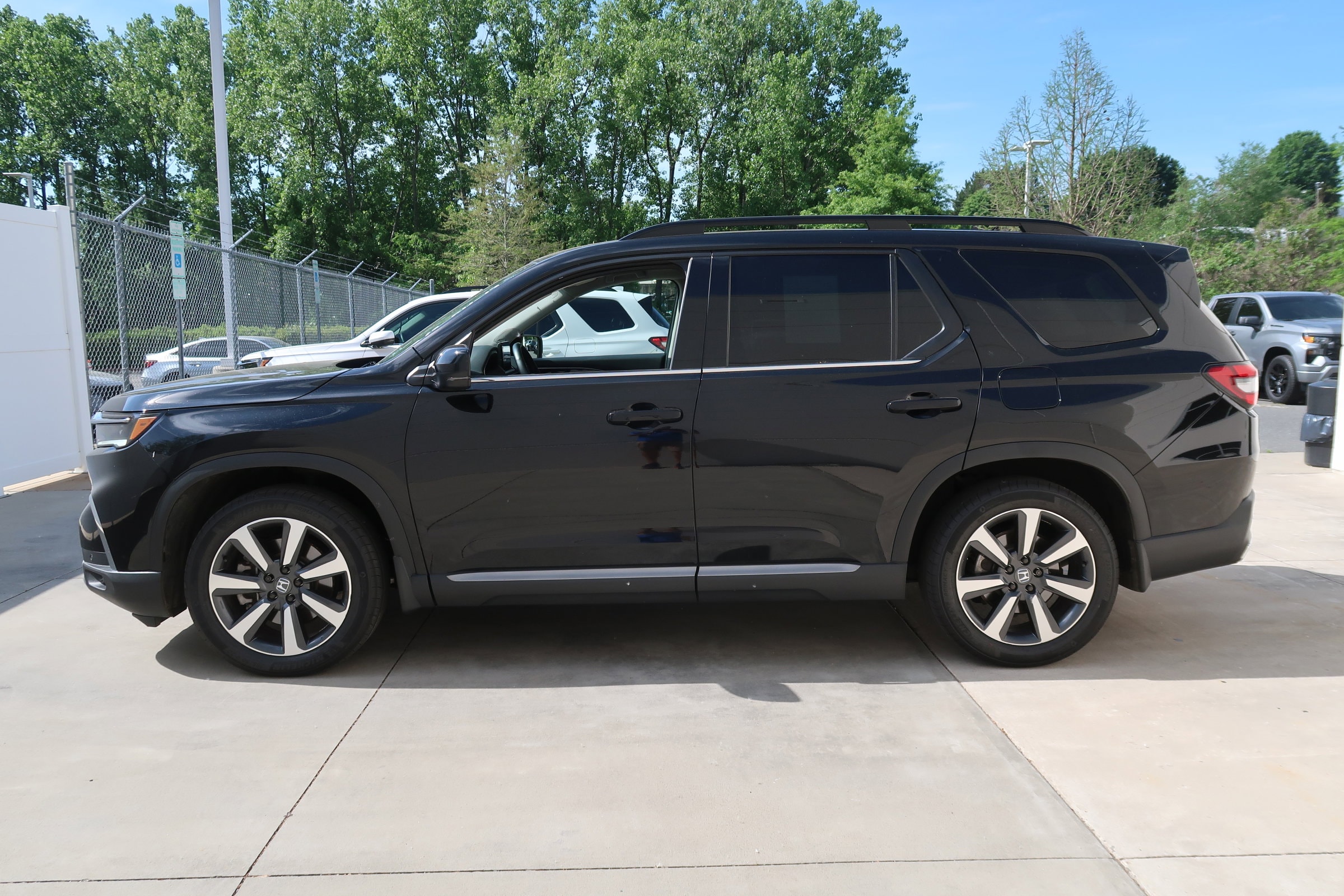 2025 Honda Pilot Touring photo 3