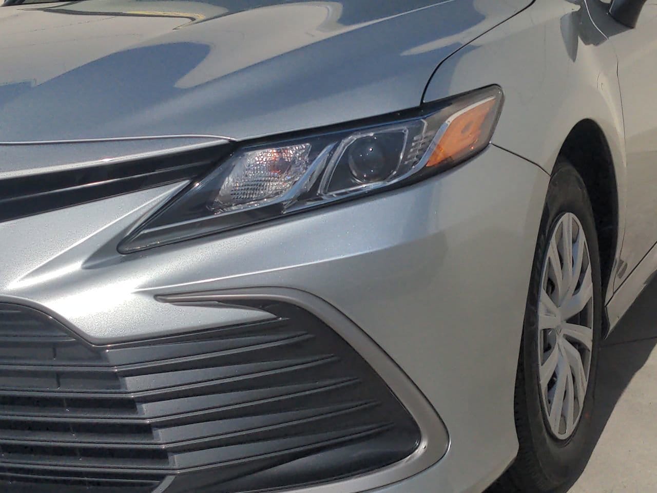 2023 Toyota Camry Hybrid LE photo 5