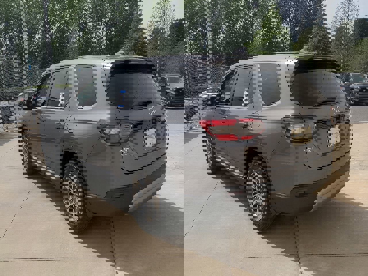 2024 Honda Pilot EX-L 8 Passenger photo 3