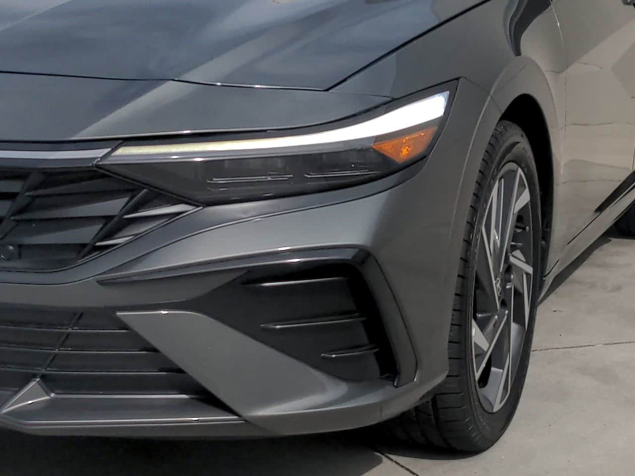 2025 Hyundai Elantra Limited photo 5