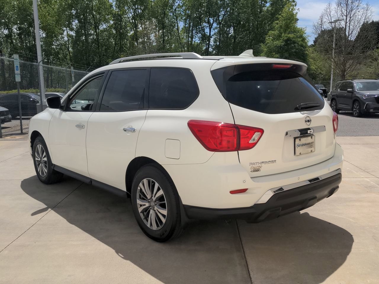 2020 Nissan Pathfinder S photo 3