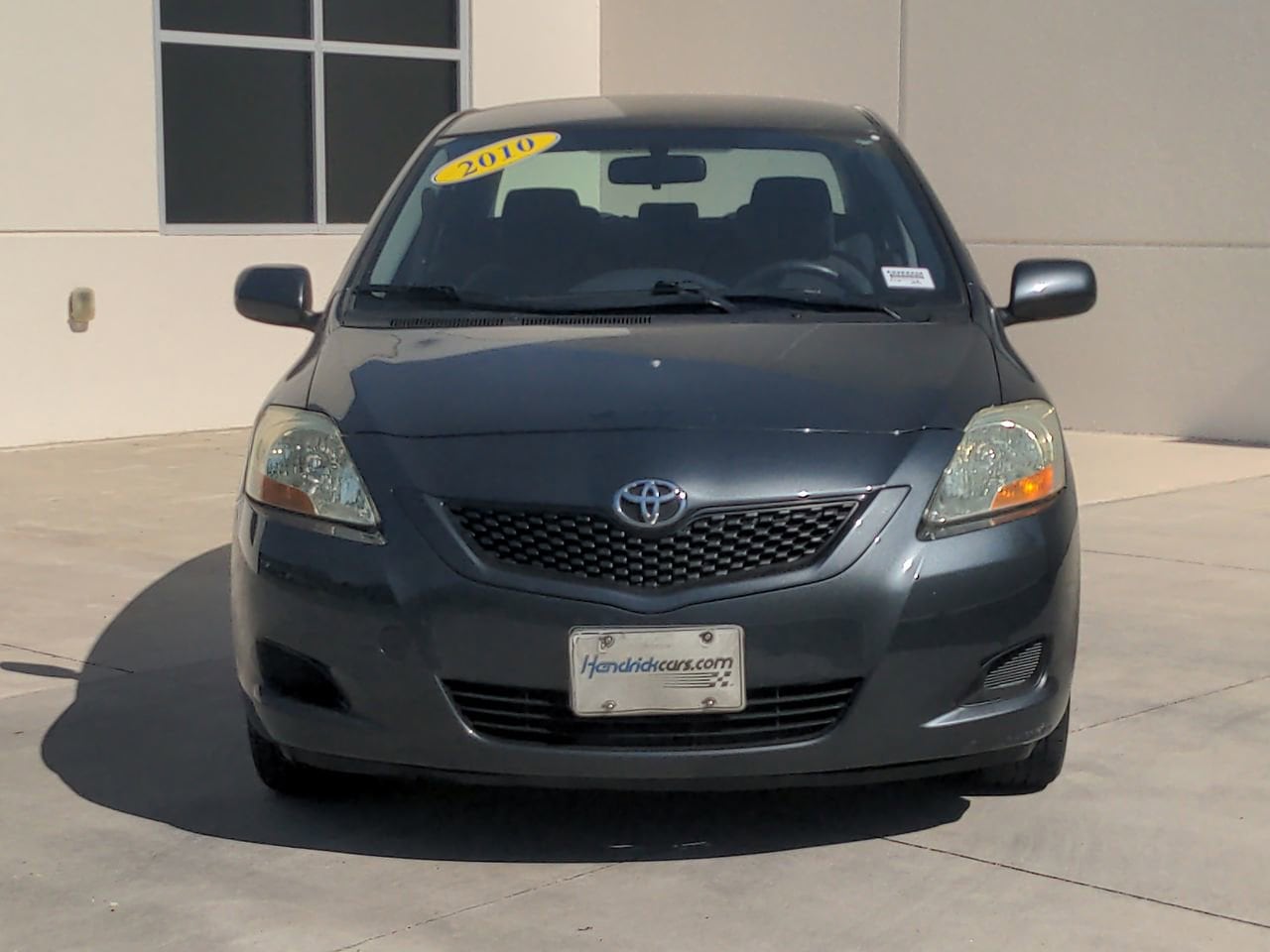 2010 Toyota Yaris photo 2