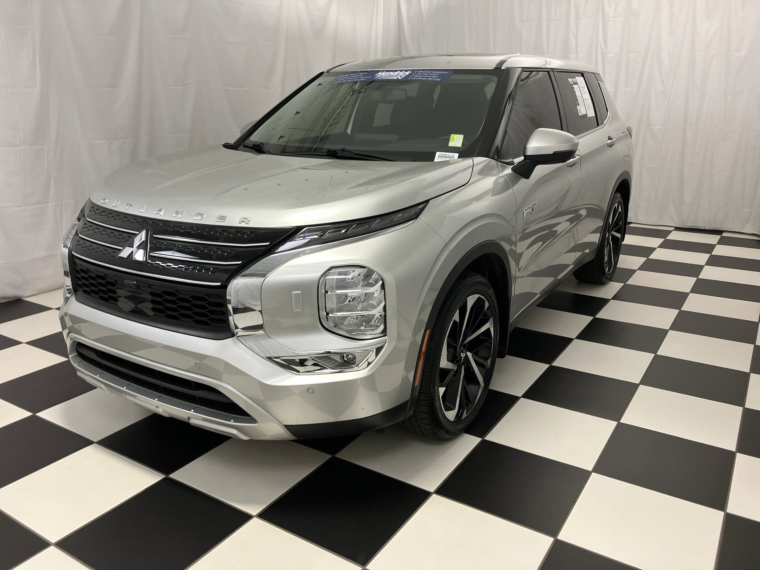 2024 Mitsubishi Outlander Plug-In Hybrid SE photo 4