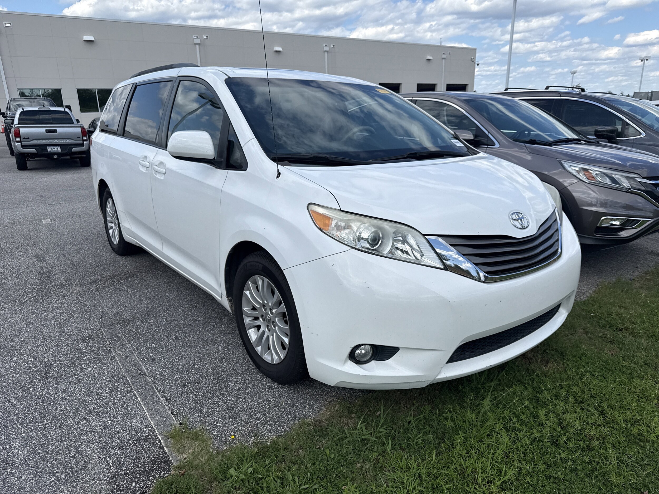 2012 Toyota Sienna XLE photo 2