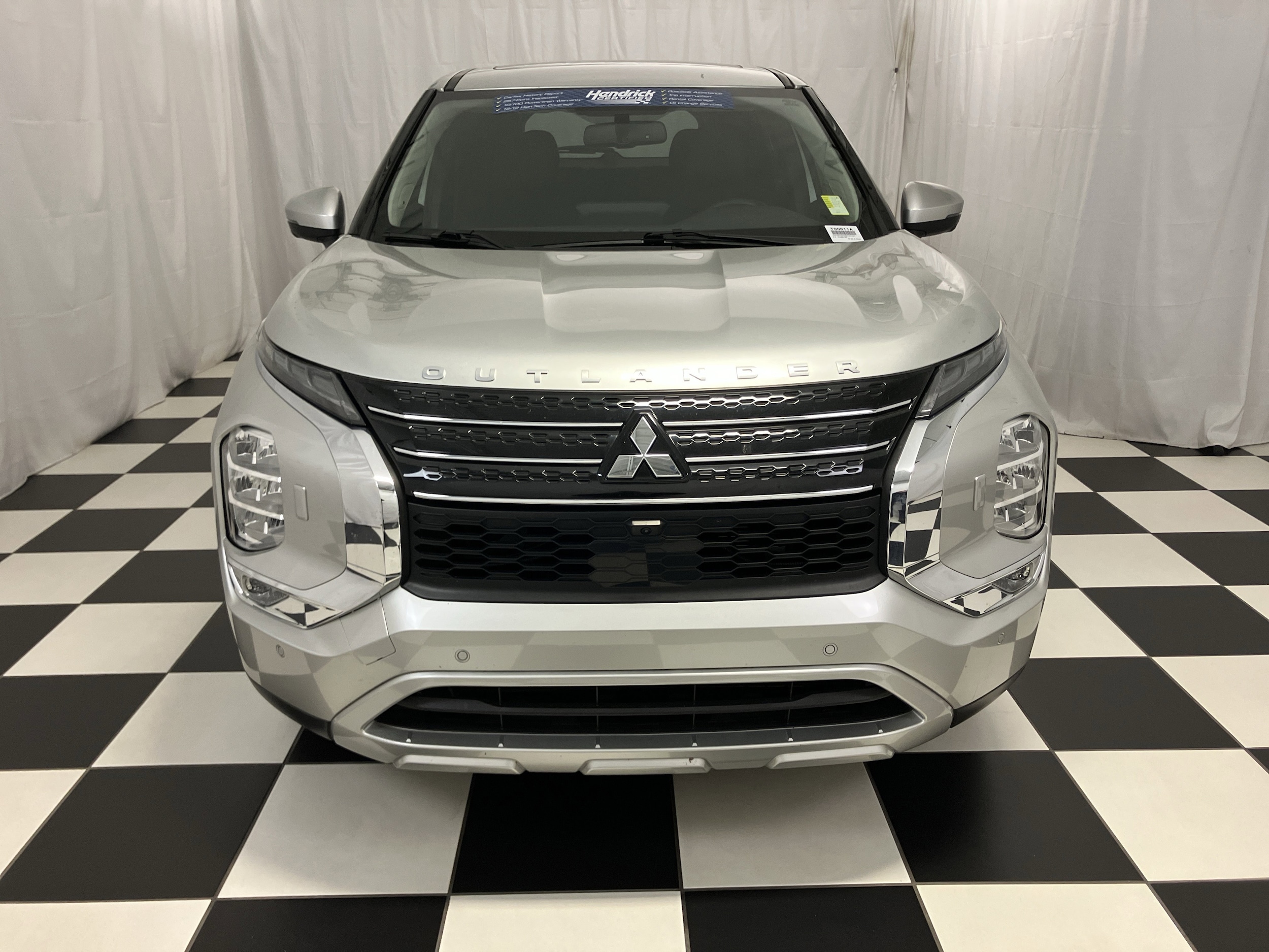 2024 Mitsubishi Outlander Plug-In Hybrid SE photo 2