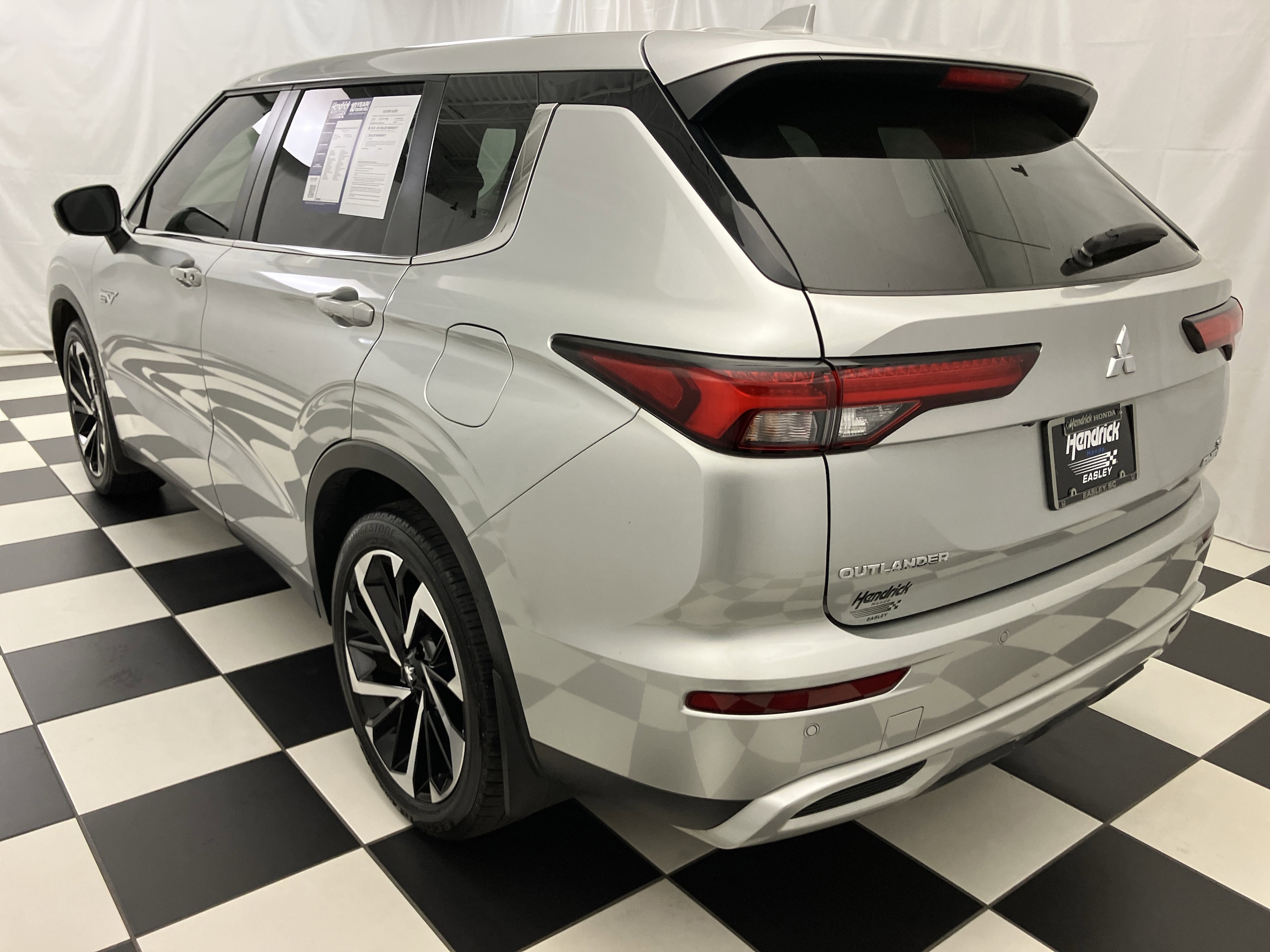 2024 Mitsubishi Outlander Plug-In Hybrid SE photo 3