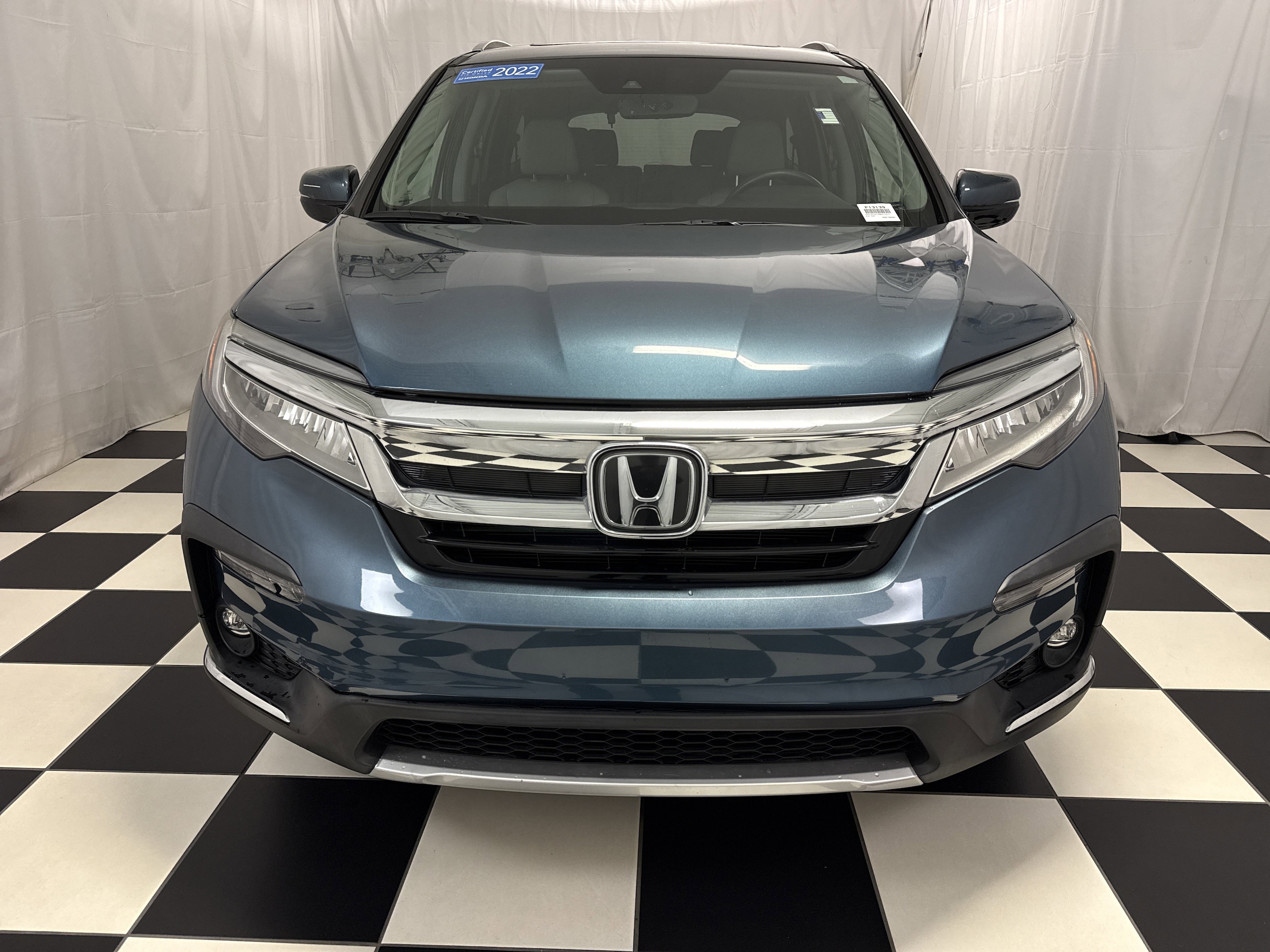 2022 Honda Pilot Touring 7-Passenger photo 2