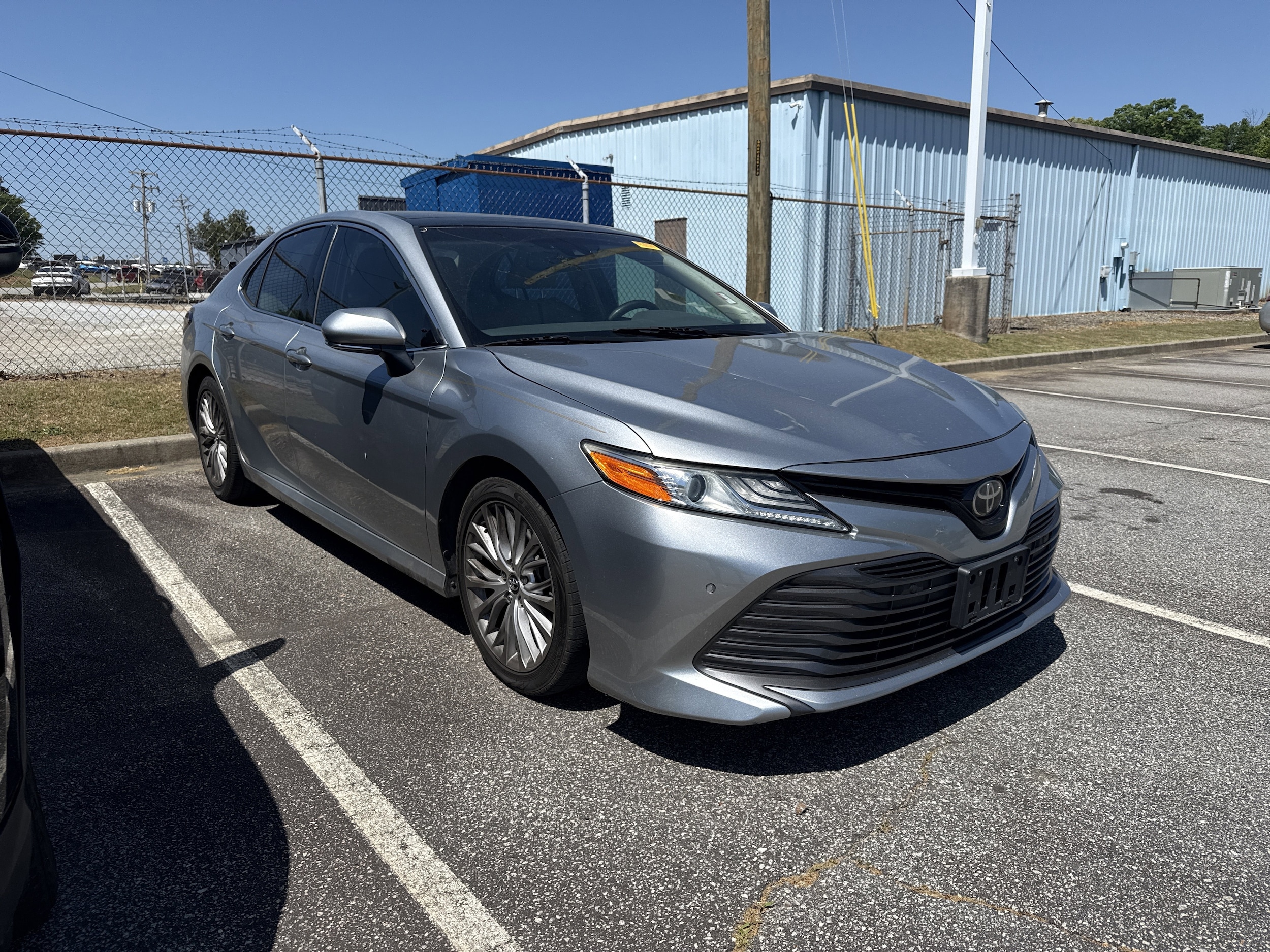 2018 Toyota Camry XLE photo 3