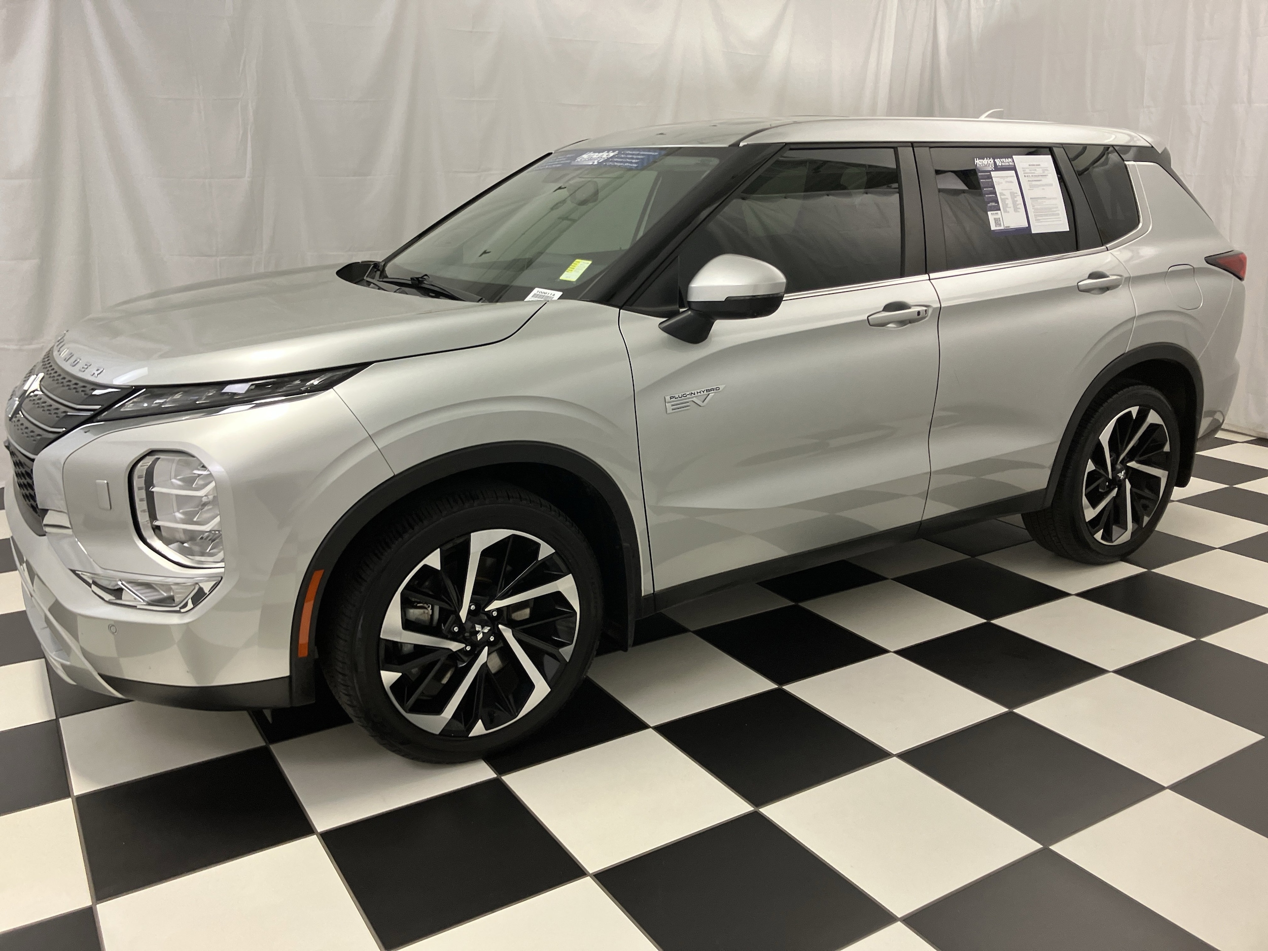 2024 Mitsubishi Outlander Plug-In Hybrid SE photo 6