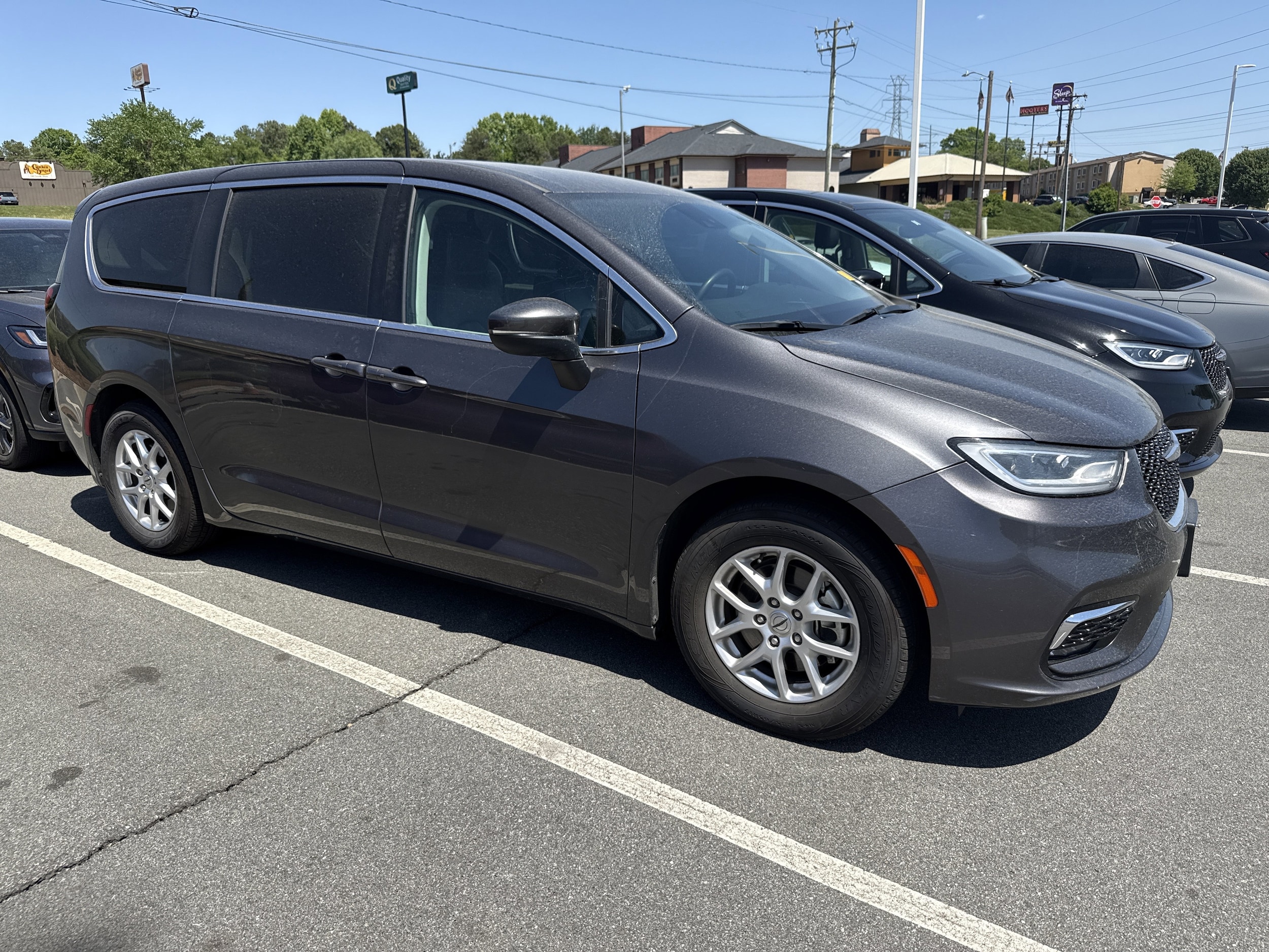 2023 Chrysler Pacifica Touring L photo 3