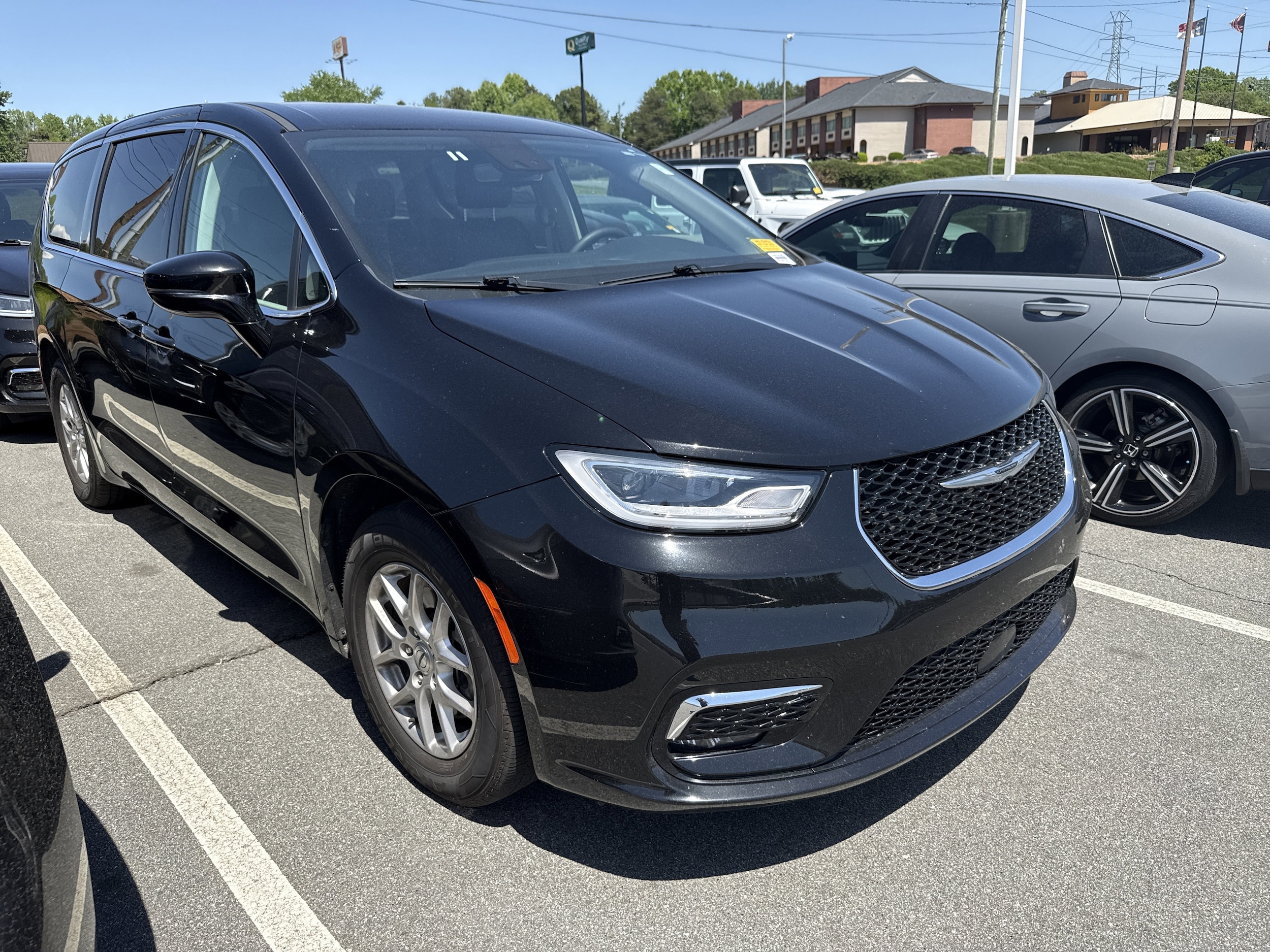 2024 Chrysler Pacifica Touring L photo 2