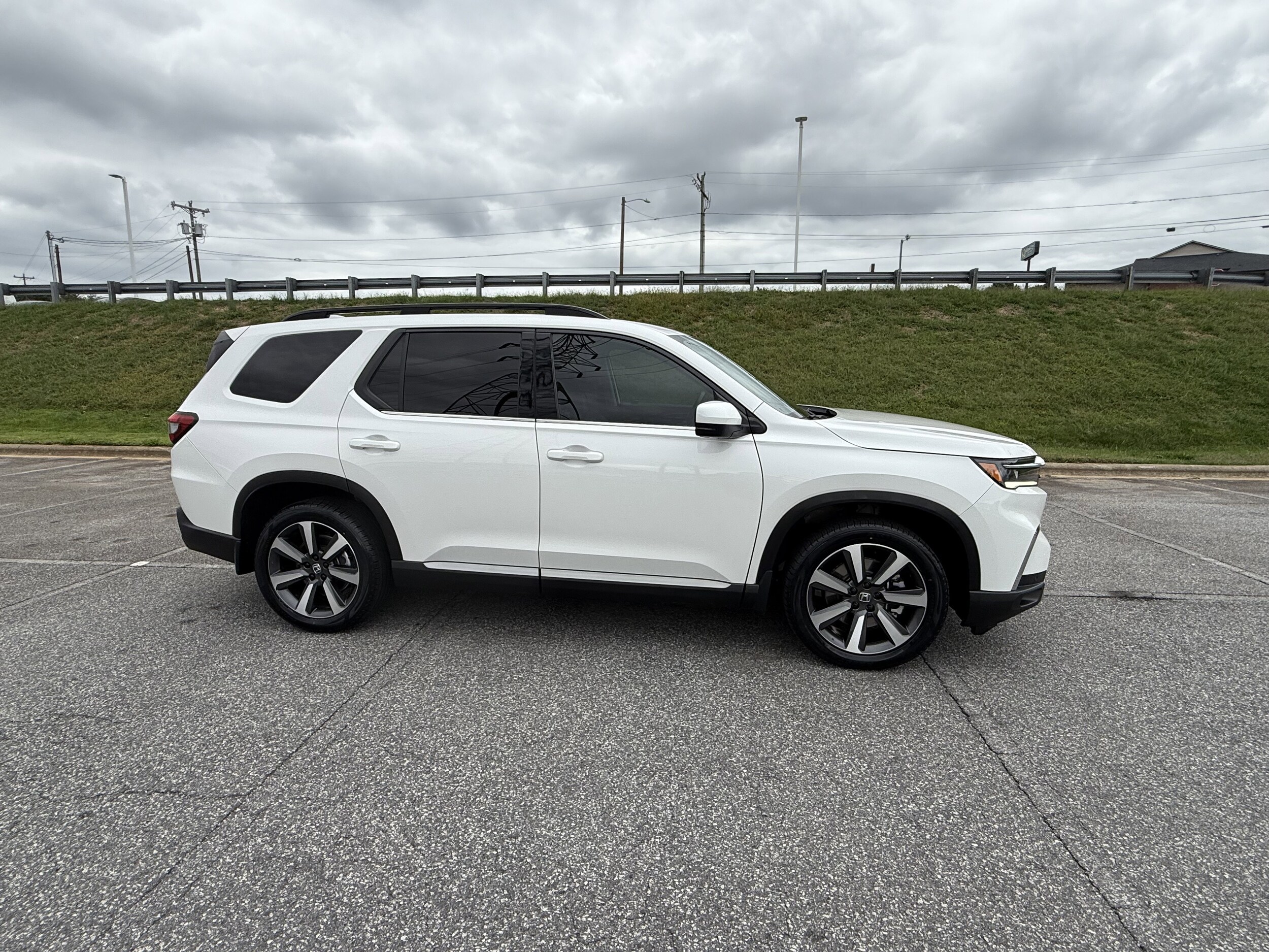 2023 Honda Pilot Touring photo 2