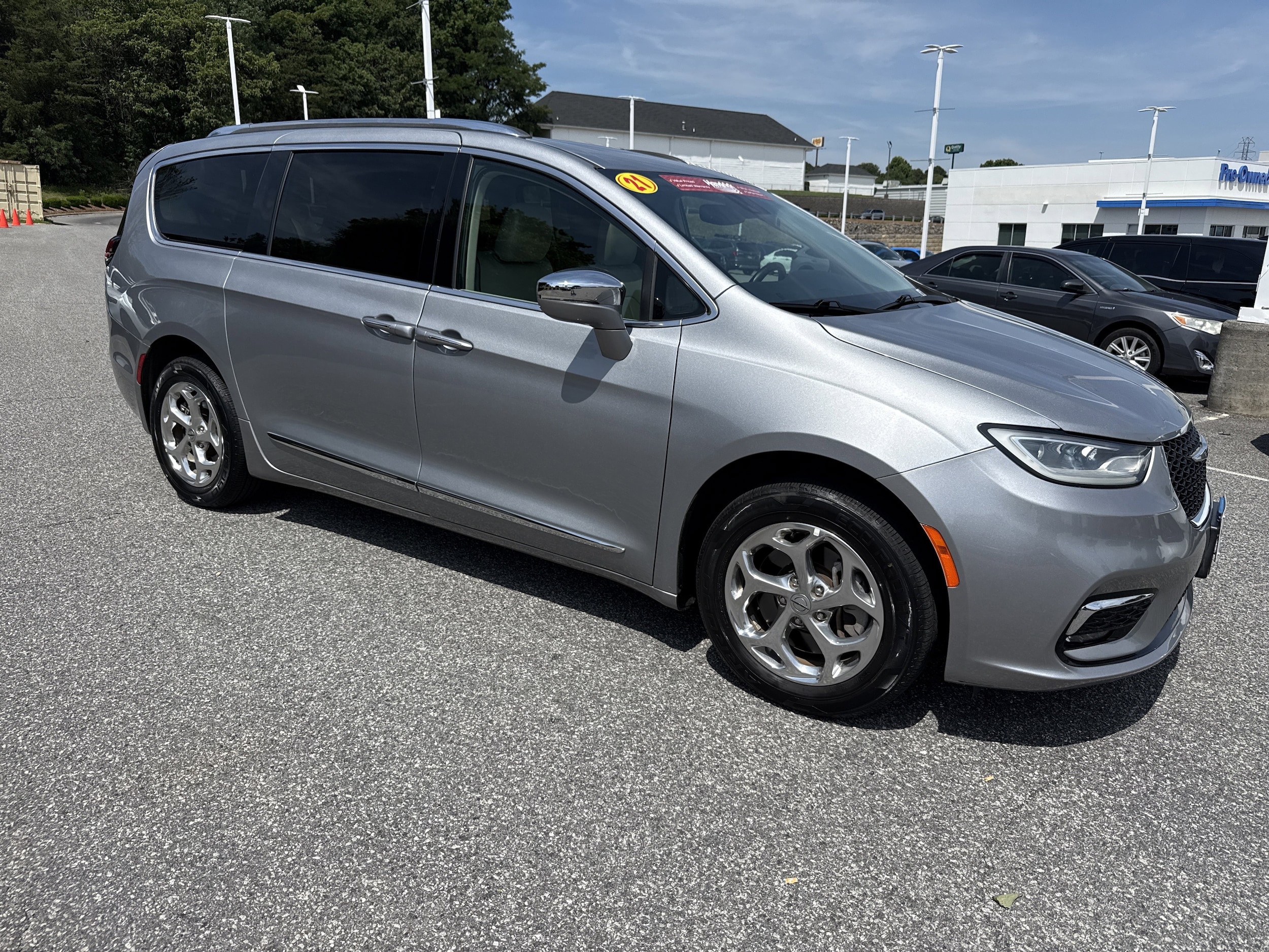 2021 Chrysler Pacifica Limited's photo