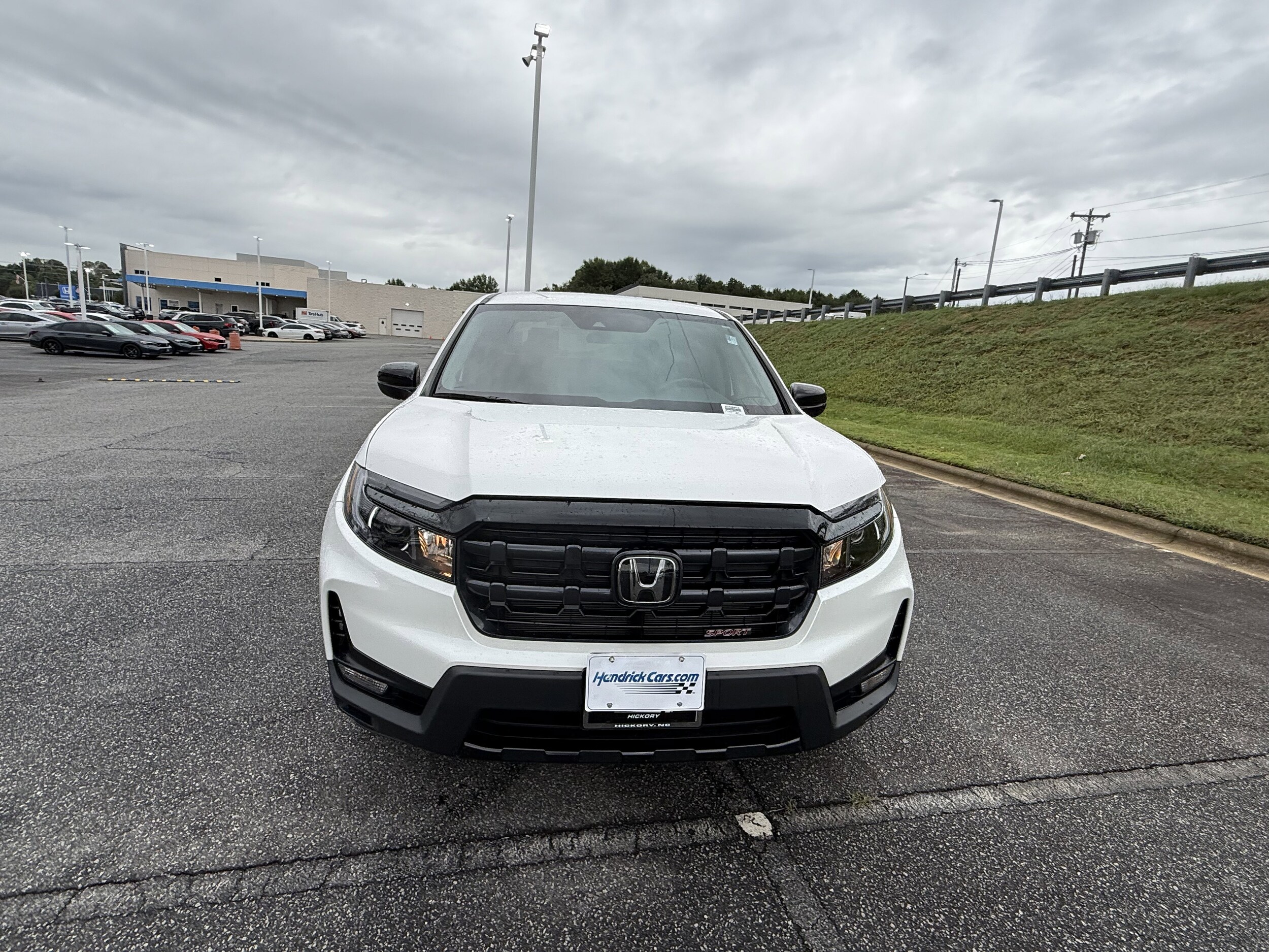 2024 Honda Ridgeline Sport photo 2
